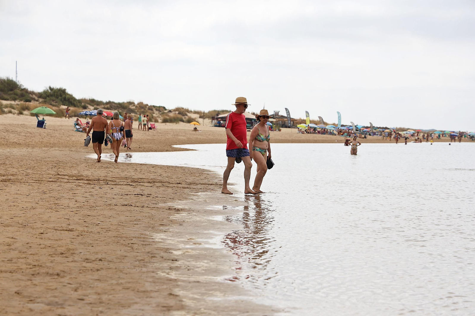 Imágenes del ambiente en las playas de Huelva en la mañana de domingo