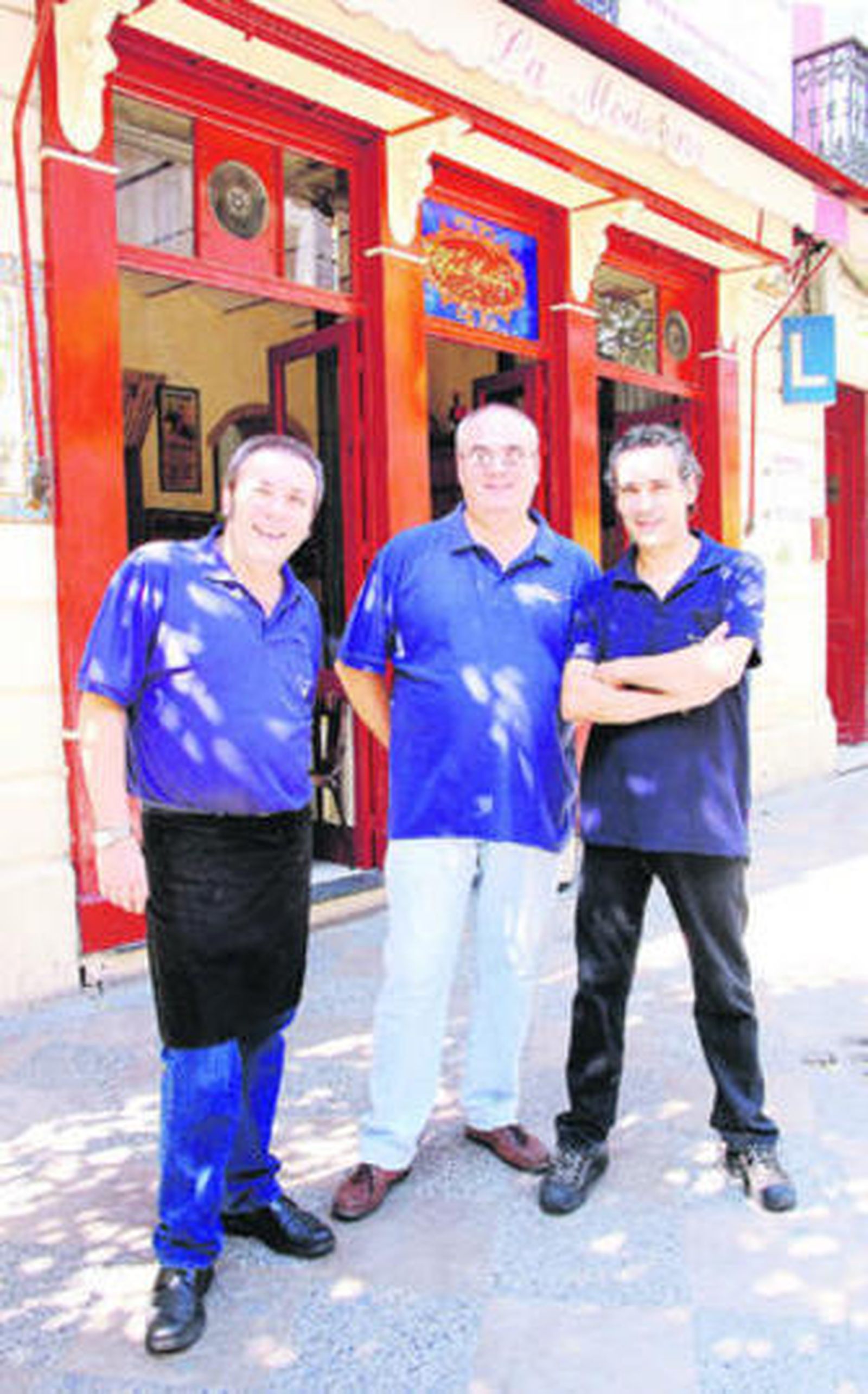 Alfonso, Atilano y Fernando Pacheco ante la puerta de La Moderna.