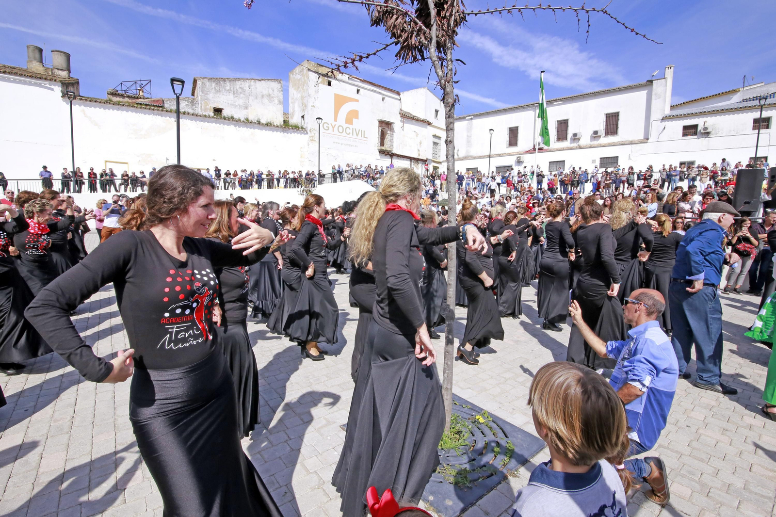 Himno Andaluz a guitarra y flashmob flamenco por el día de Andalucía