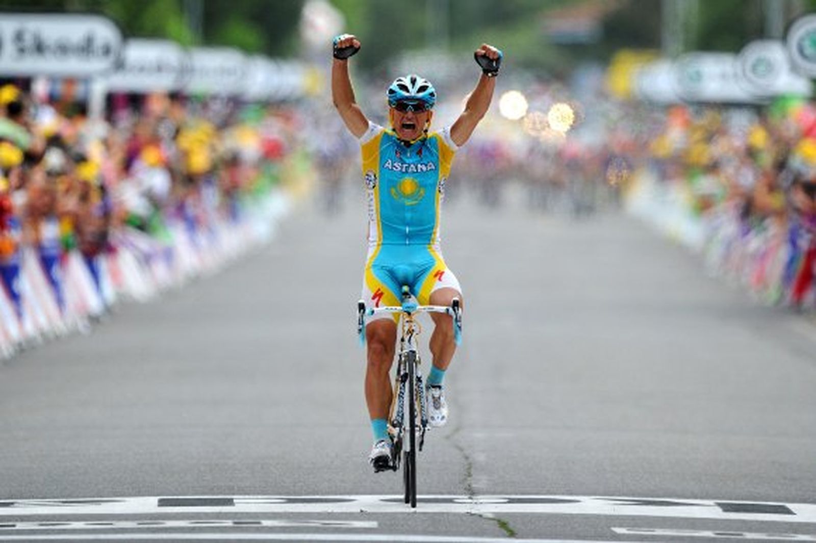 Vinokourov da la primera etapa a Astana