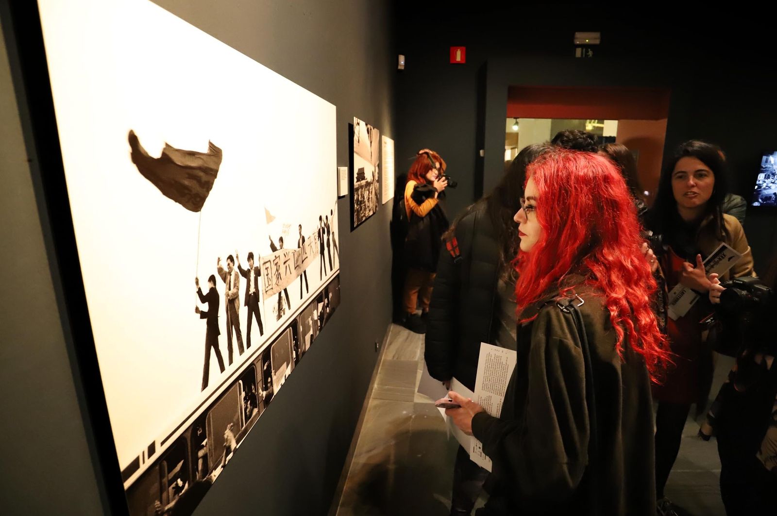 Jóvenes miran la exposición Tiananmen'89.