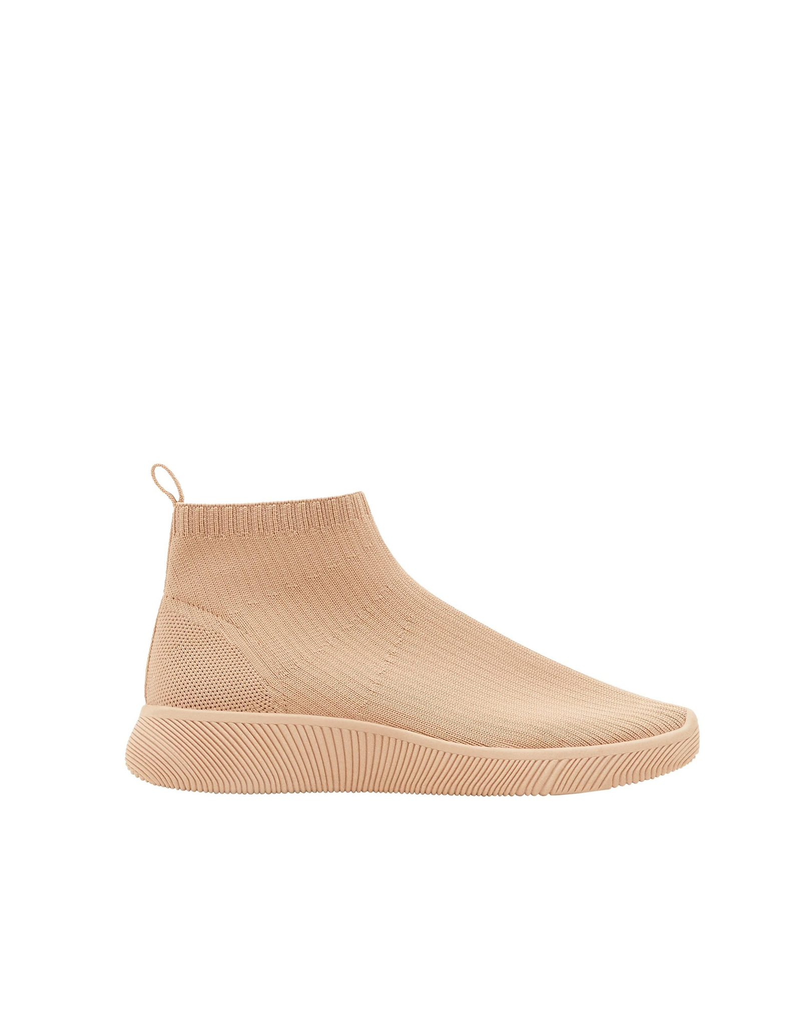 Ugly sneakers: inspiradas en el modelo calcetín de Balenciaga. De Pull & Bear. Los mejores zapatos de tendencia esta temporada
