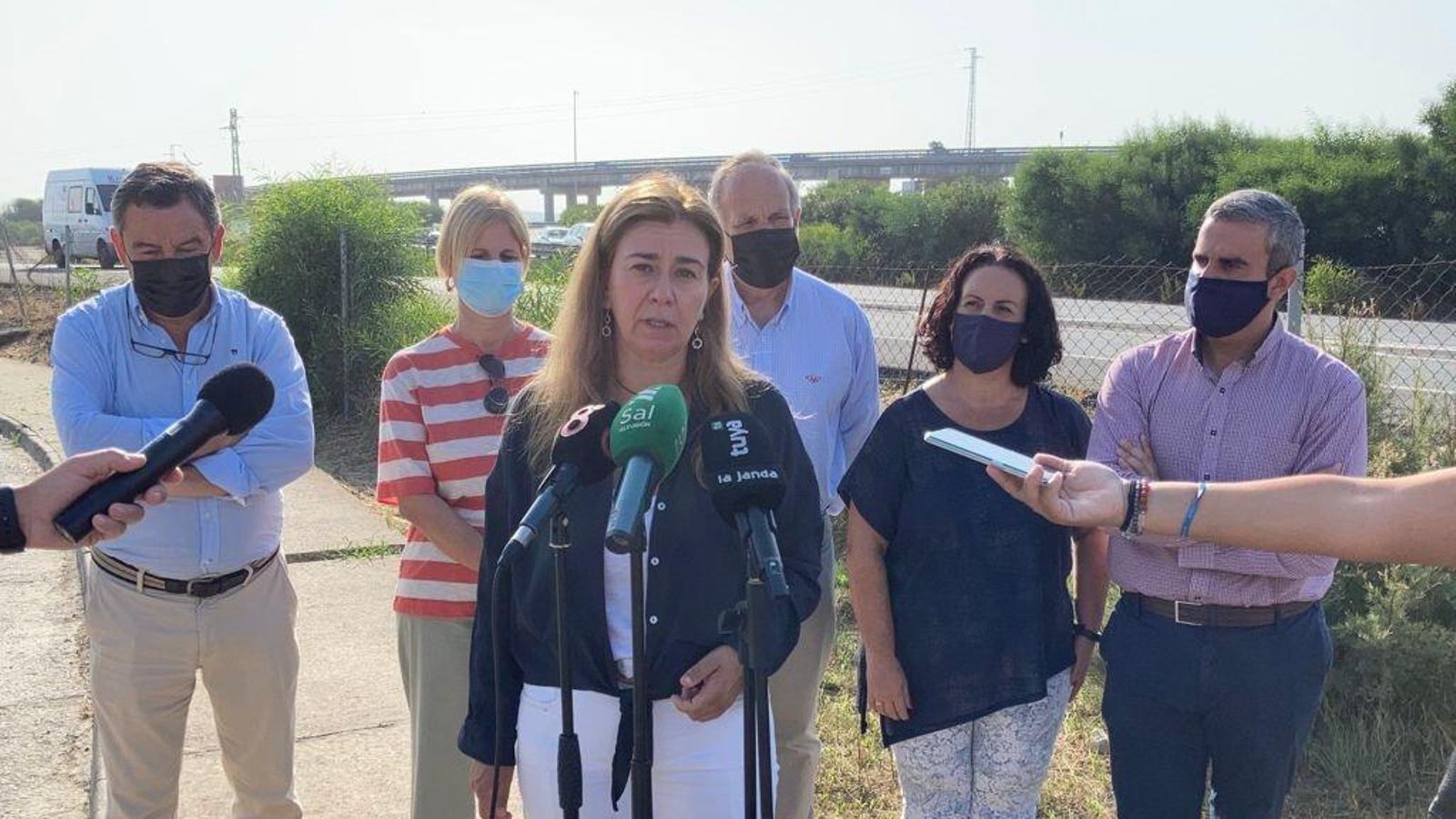 Teresa Ruiz Sillero, acompañada de José Ortiz, María José García Pelayo, José Loaiza, Vicente Fernández y Ascensión Hita.