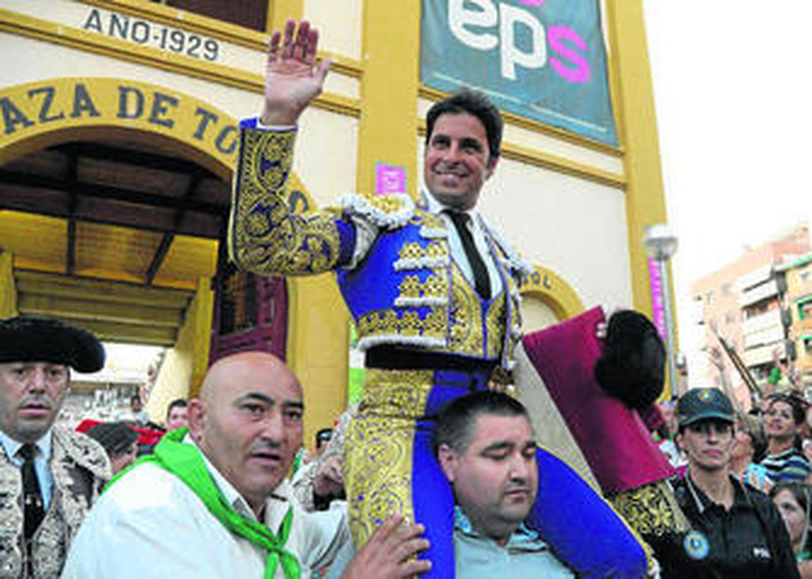 Francisco Rivera Ordóñez 'Paquirri', en su salida a hombros, ayer, de la plaza de Huesca.
