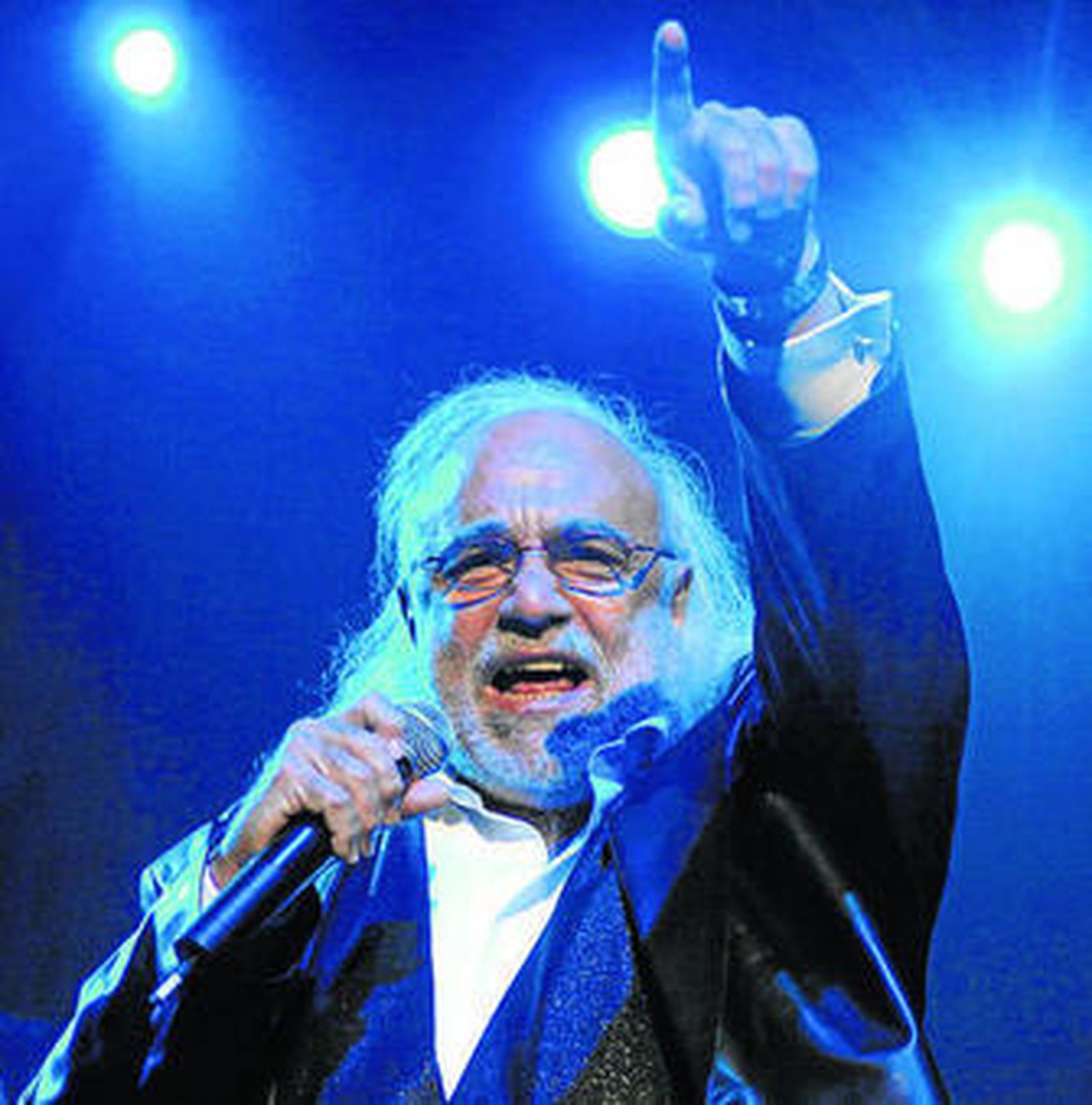 Roussos en 2009 durante un concierto en el Papp Laszlo Arena de Budapest.