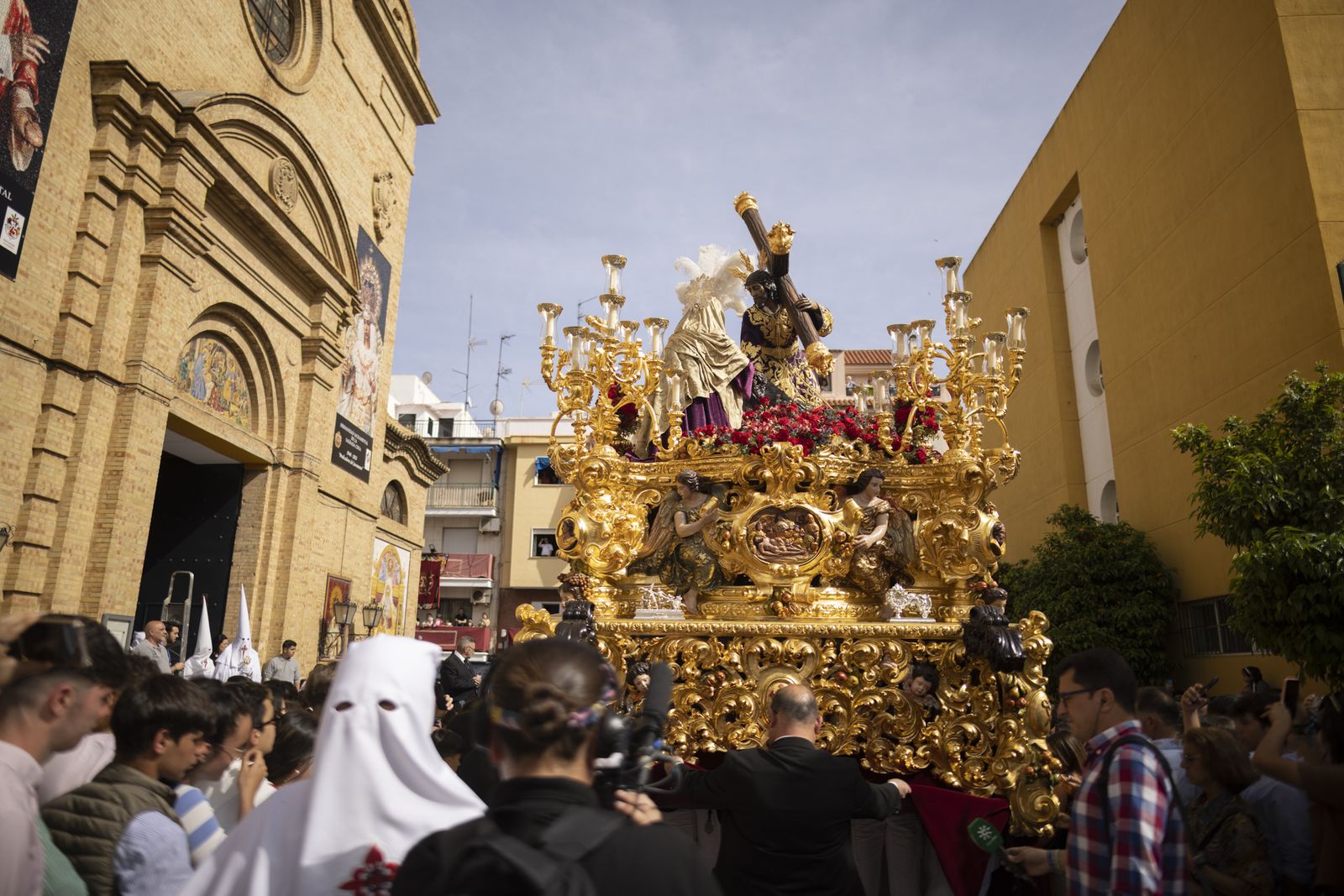 Lunes Santo: Tres Caídas en Huelva, en imágenes