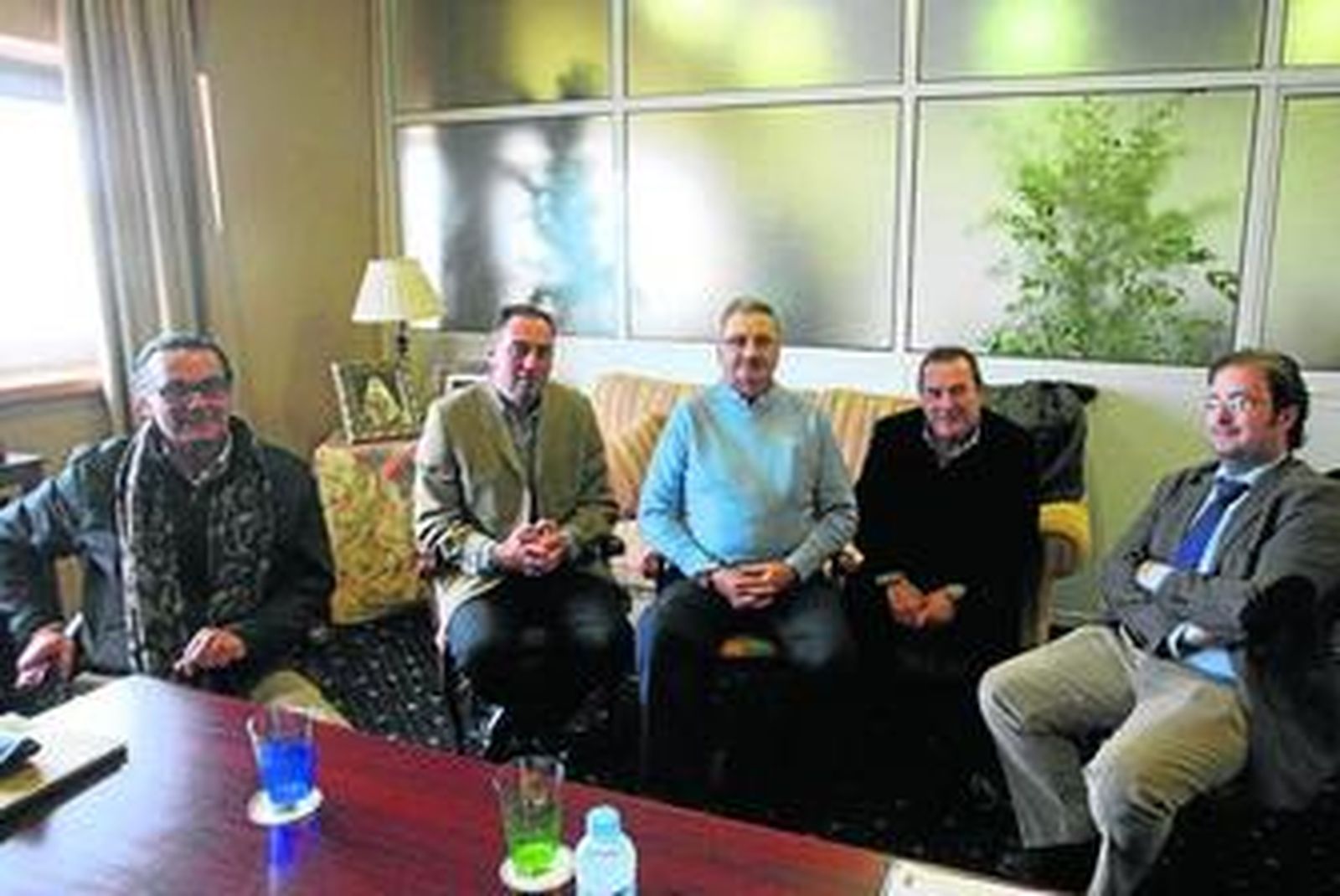 Rafael Cordón, junto a las personas que encarnarán este año a los Reyes Magos y al Cartero Real.