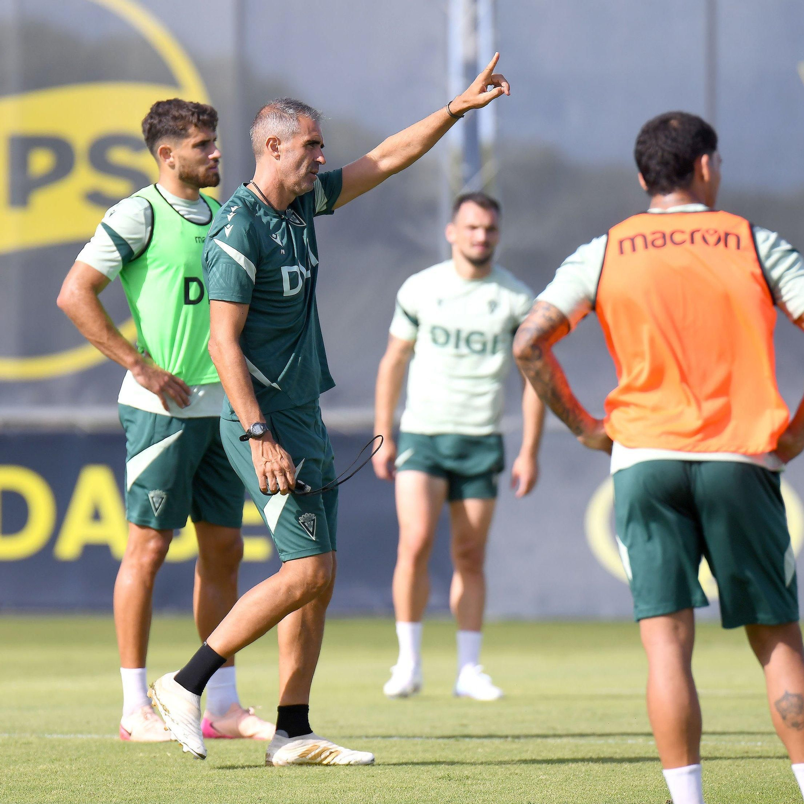 Garitano da instrucciones en un entrenamiento.