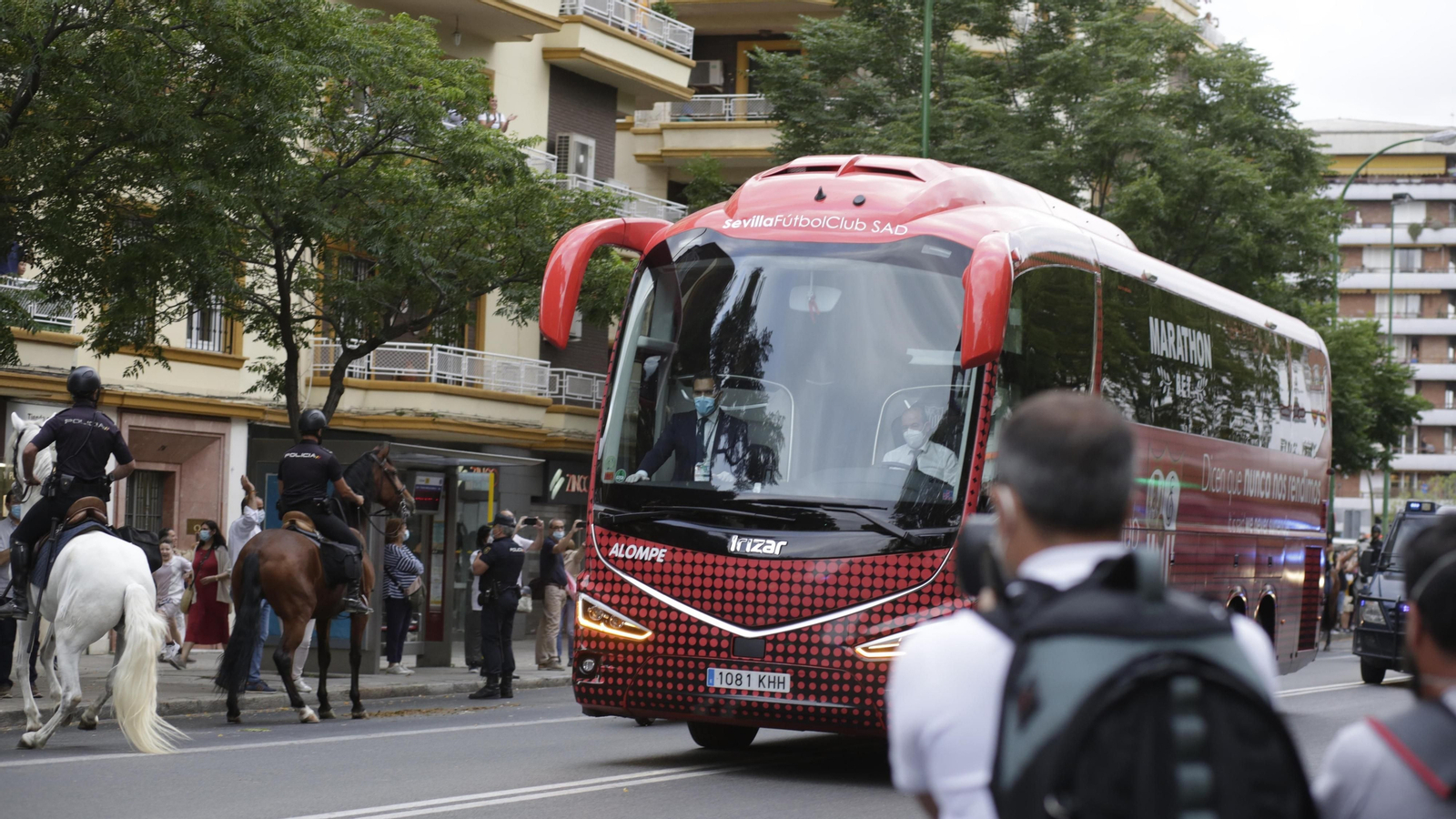 Mucha  presencia policial en el entorno del Sanchez Pizjuán  durante el derbi