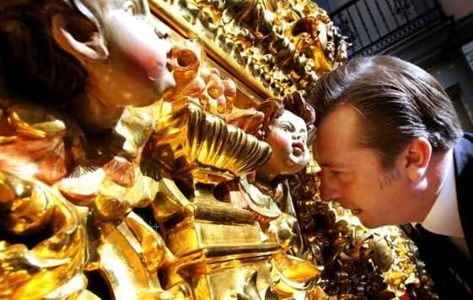 Manuel Campos ,capataz del misterio, llama a sus hombres.

Foto: Miguel Angel Gonzalez