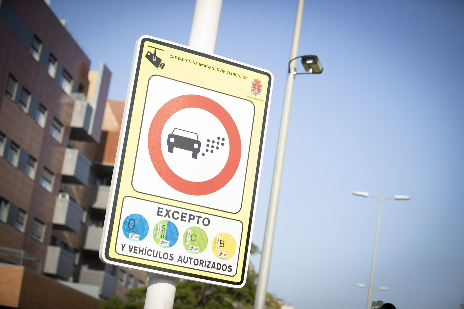 Un cartel de la ZBE de Granada, una de las últimas localidades andaluzas donde ha entrdo en vigor esta medida.