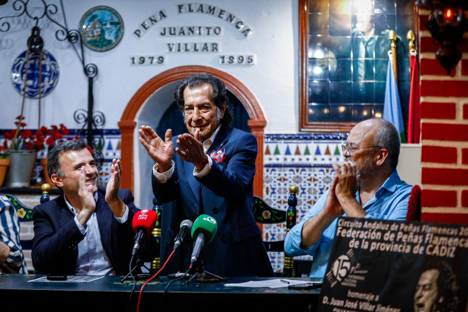 El cantaor Juan Villar, en la peña de la que es titular, flanqueado por el alcalde de Cádiz y el presidente de la Federación Provincial de Peñas Flamencas de Cádiz.