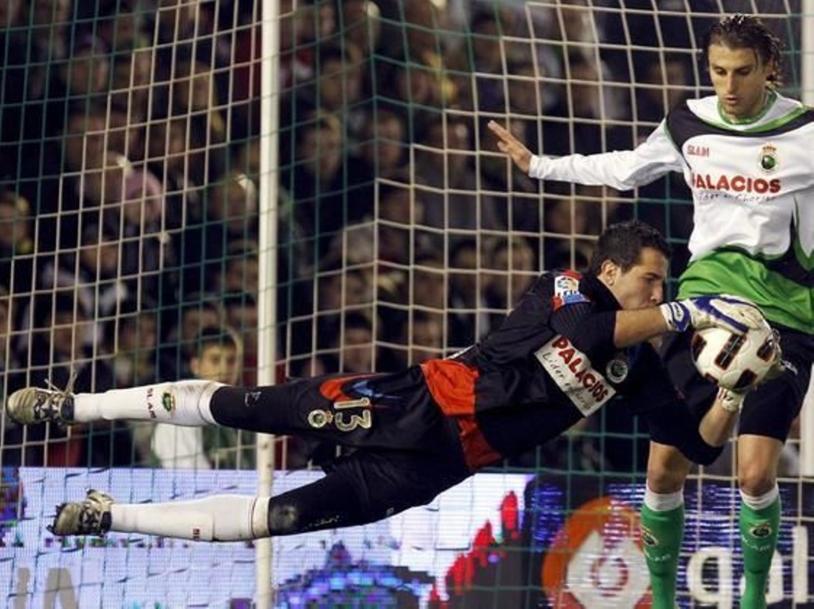 El Sevilla pierde un punto en el descuento frente al Racing (3-2). / EFE