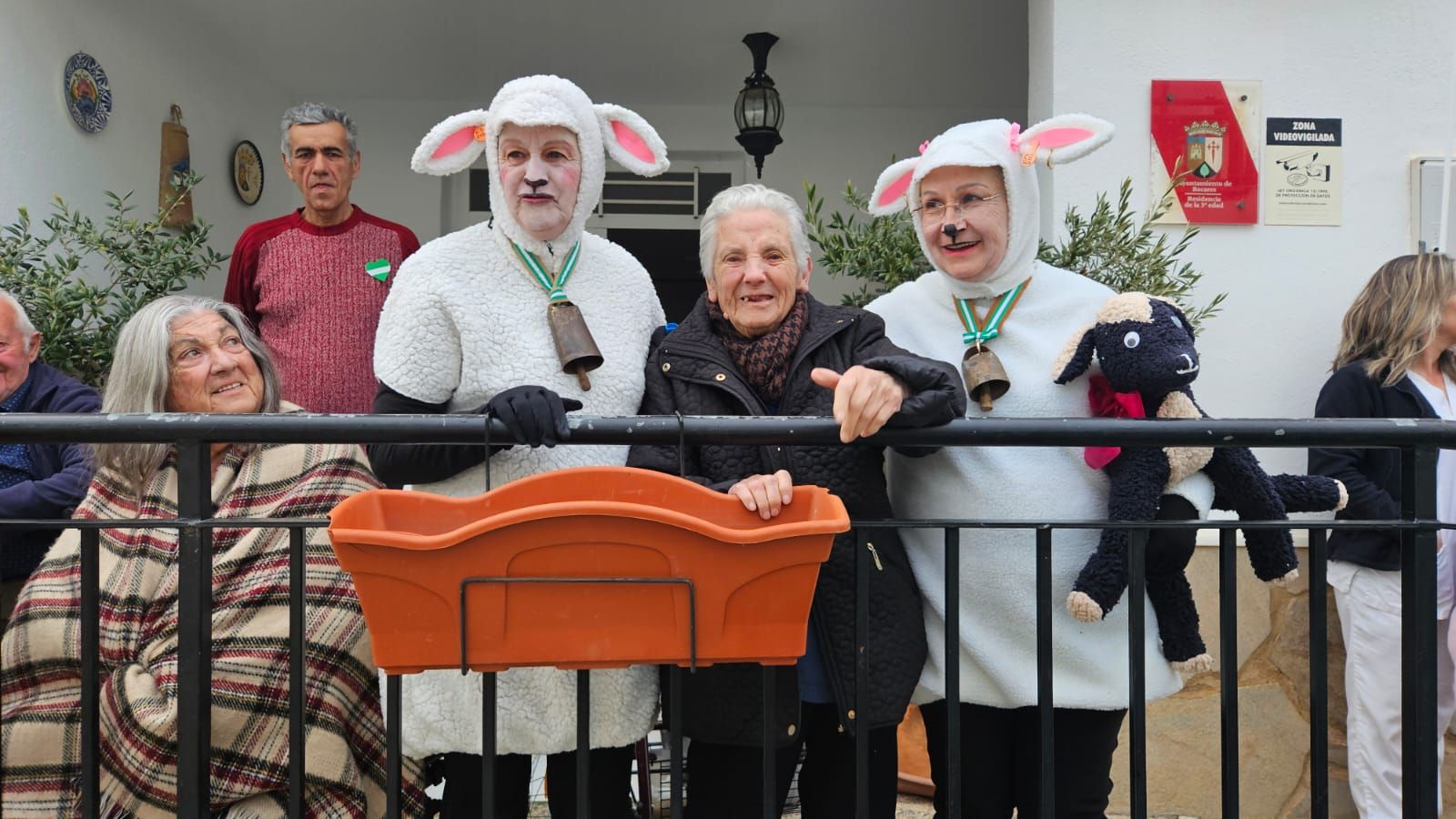 Los usuarios de la Residencia de Mayores Santo Cristo del Bosque también disfrutaron con el desfile de carnaval por las calles de la localidad.