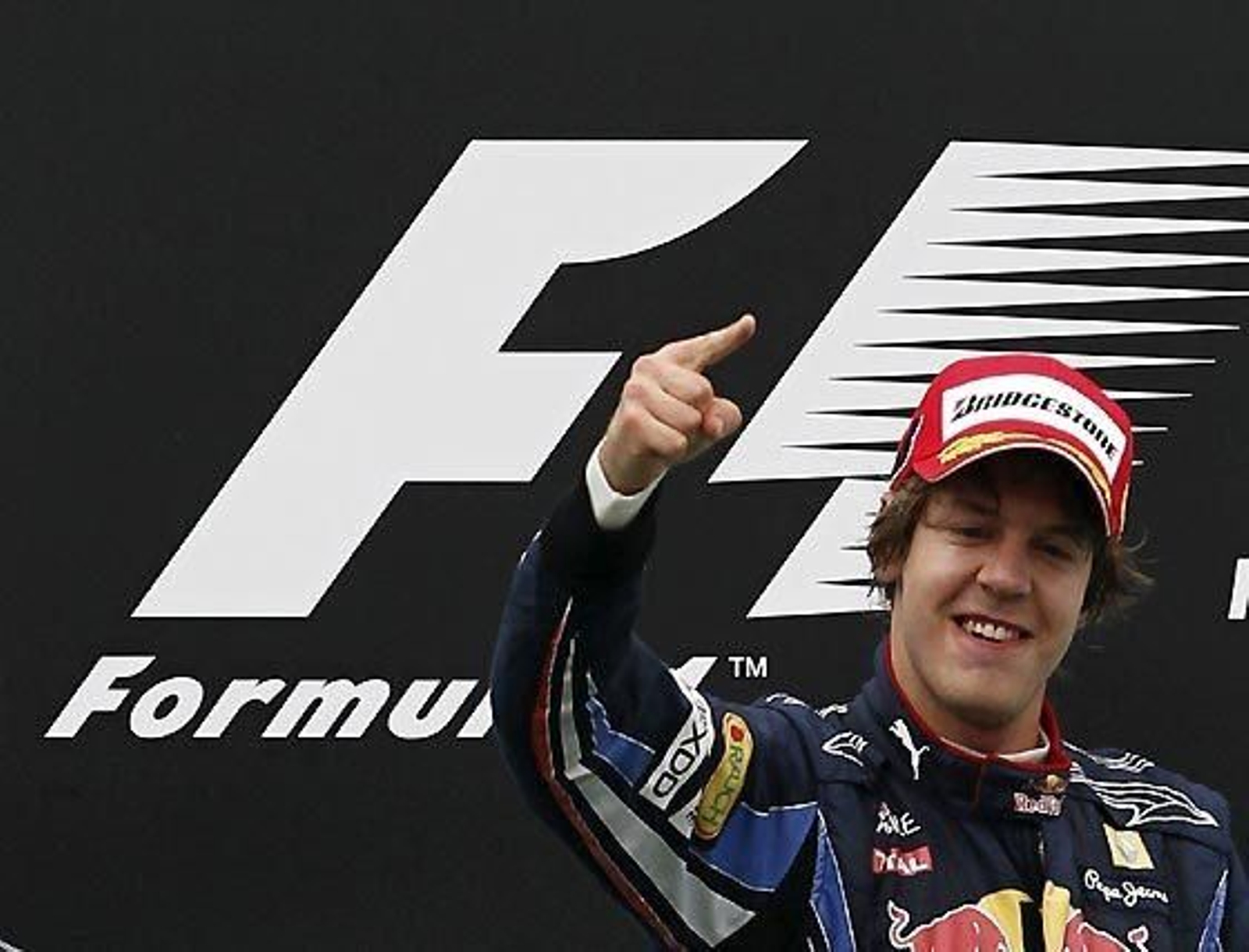 El piloto alemán de Red Bull Sebastian Vettel celebra su victoria en el Gran Premio de Malasia.  Foto: Reuters / Afp Photo / Efe