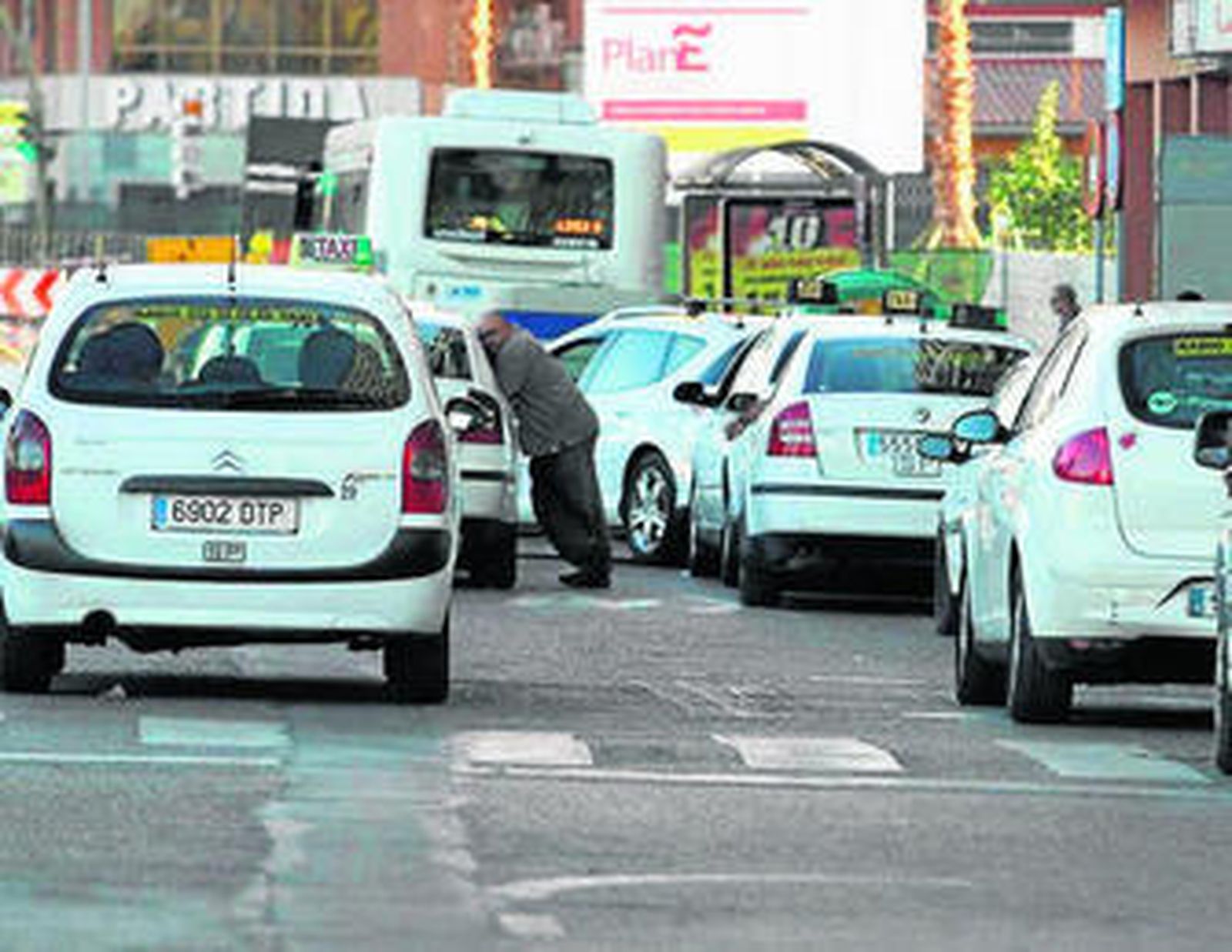 Taxis esperan en una de las paradas de la ciudad.