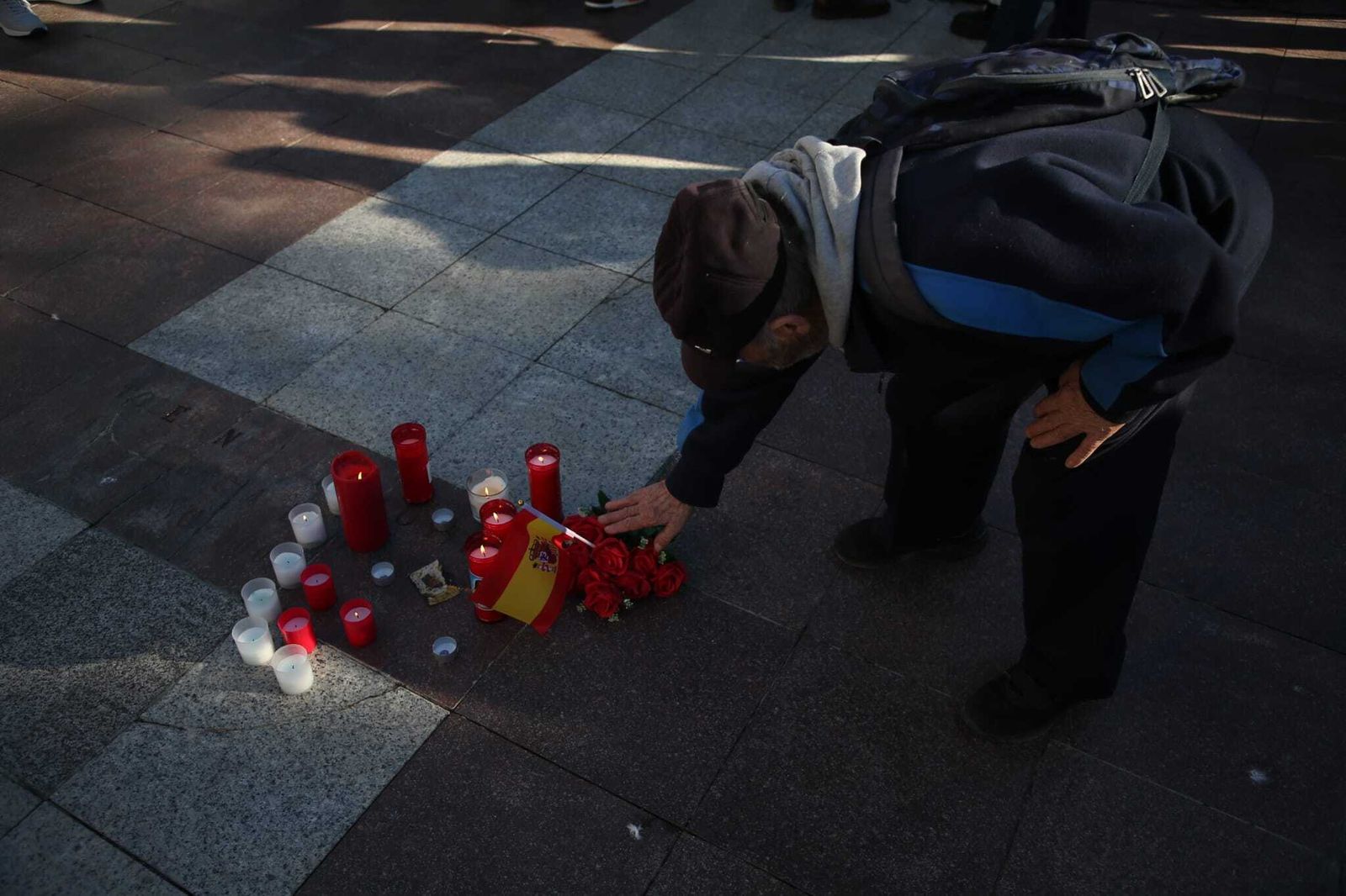 Velas y flores en el lugar en el que murió Diego Valencia.
