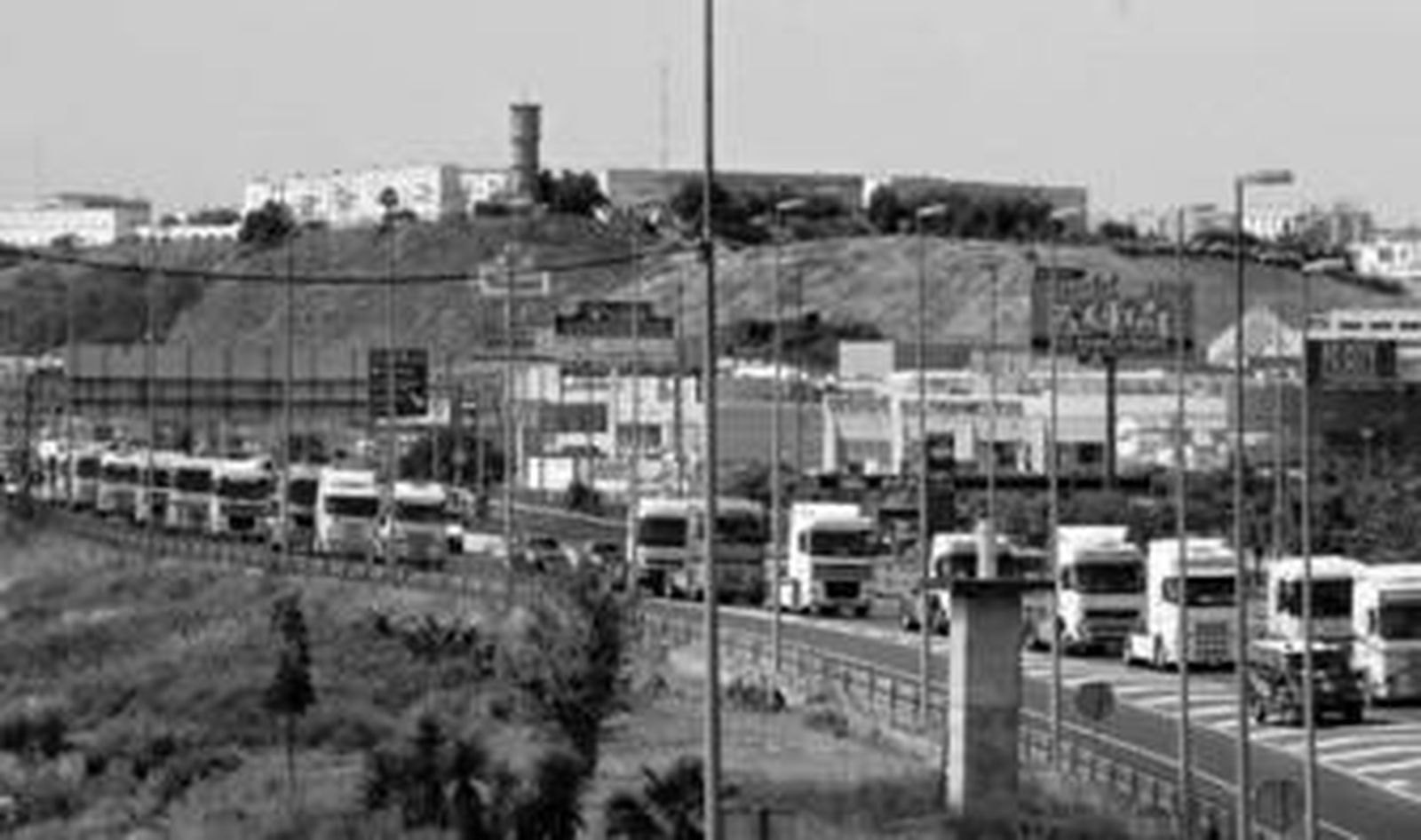 Una manifestación de transportistas recorre la SE-30 en la huelga celebrada el pasado mes de junio.