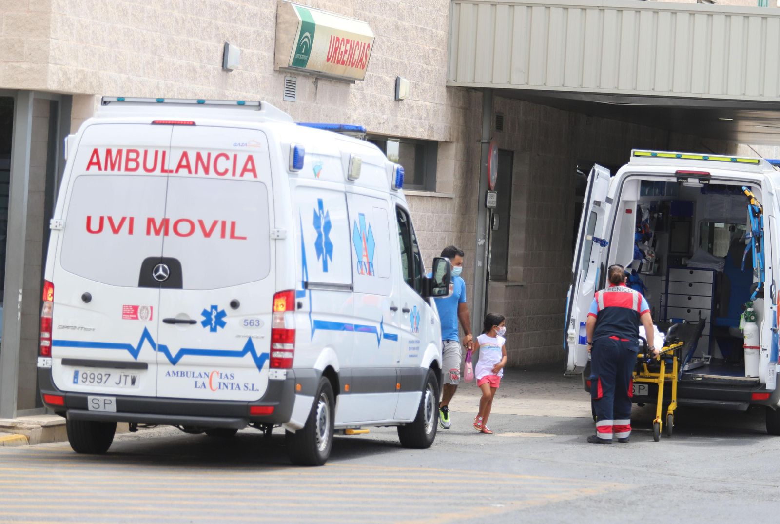 Inmediaciones del Hospital Juan Ramón Jiménez durante el día de ayer.