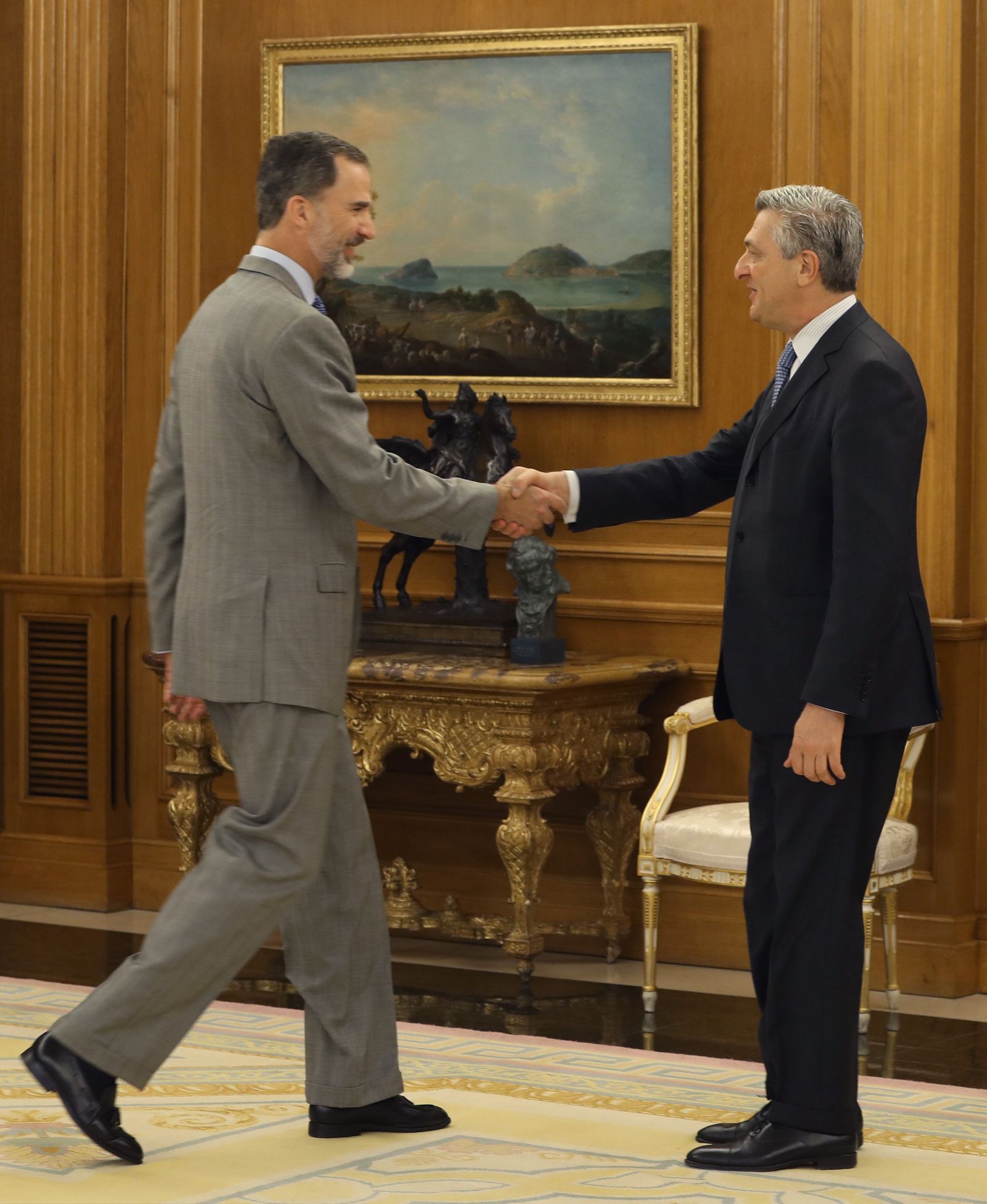 El rey Felipe saluda a Filippo Grandi ayer en el Palacio de La Zarzuela.
