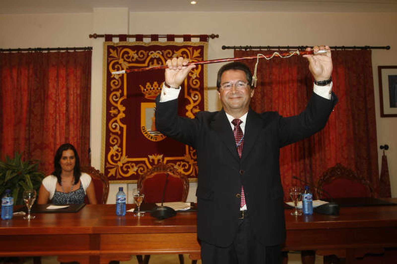 Antonio Peña toma el mando en el Ayuntamiento de Chipiona tras la renuncia de Isabel María Fernández.

Foto: Borja Benjumeda