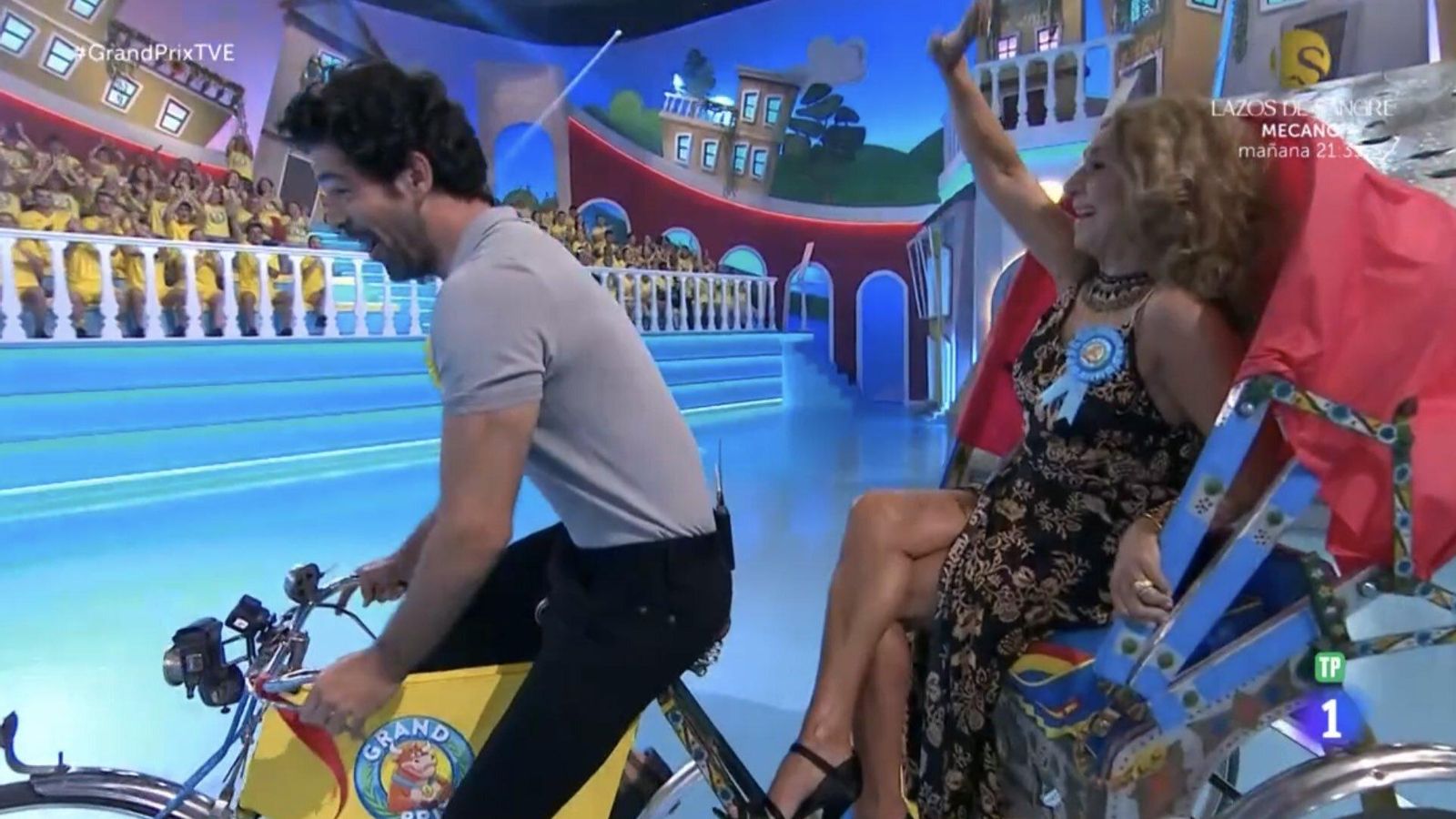 La madrina de Alfacar, Lolita, llega en una bicicleta conducida por Miguel Ángel Muñoz La madrina de Alfacar, Lolita, llega en una bicicleta conducida por Miguel Ángel Muñoz