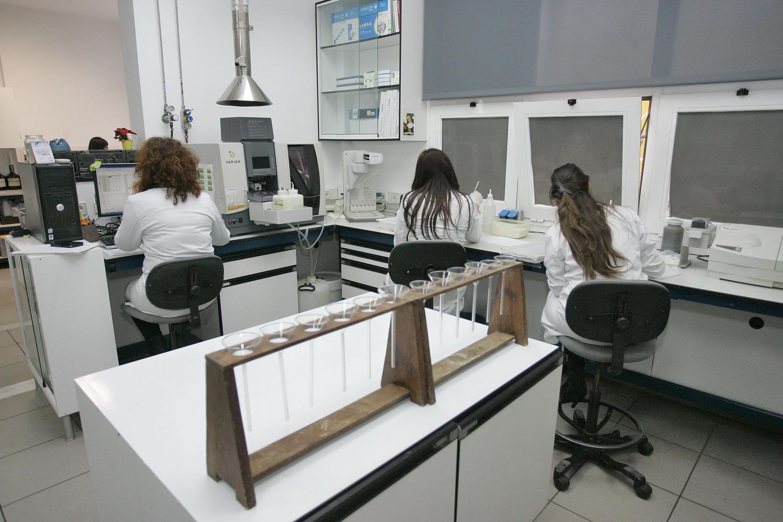 Instalaciones del laboratorio de Coexphal, Labcolor, con varios técnicos trabajando.