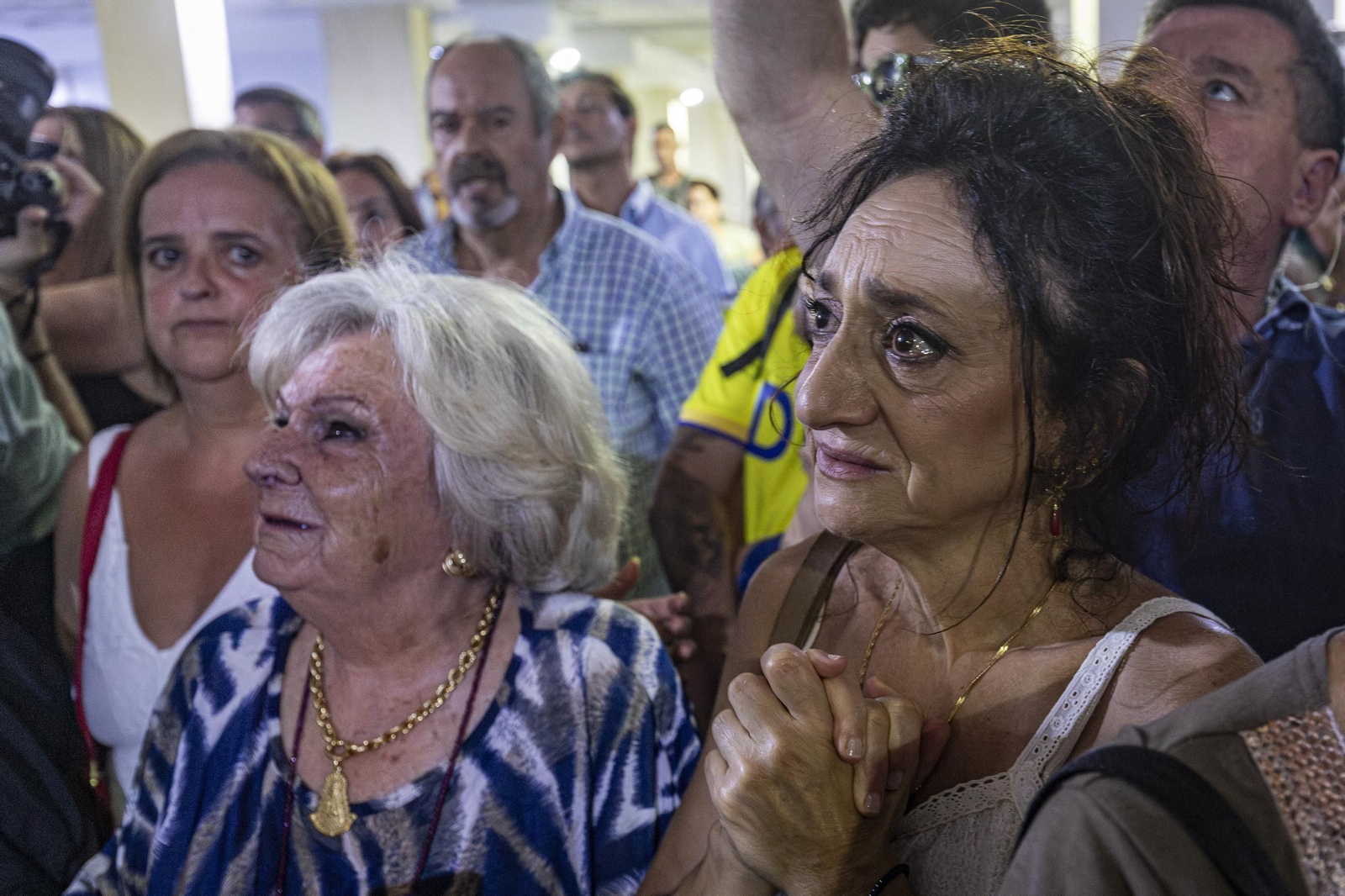 Las imágenes de la histórica visita del Nazareno de Santa María al hospital Puerta del Mar de Cádiz