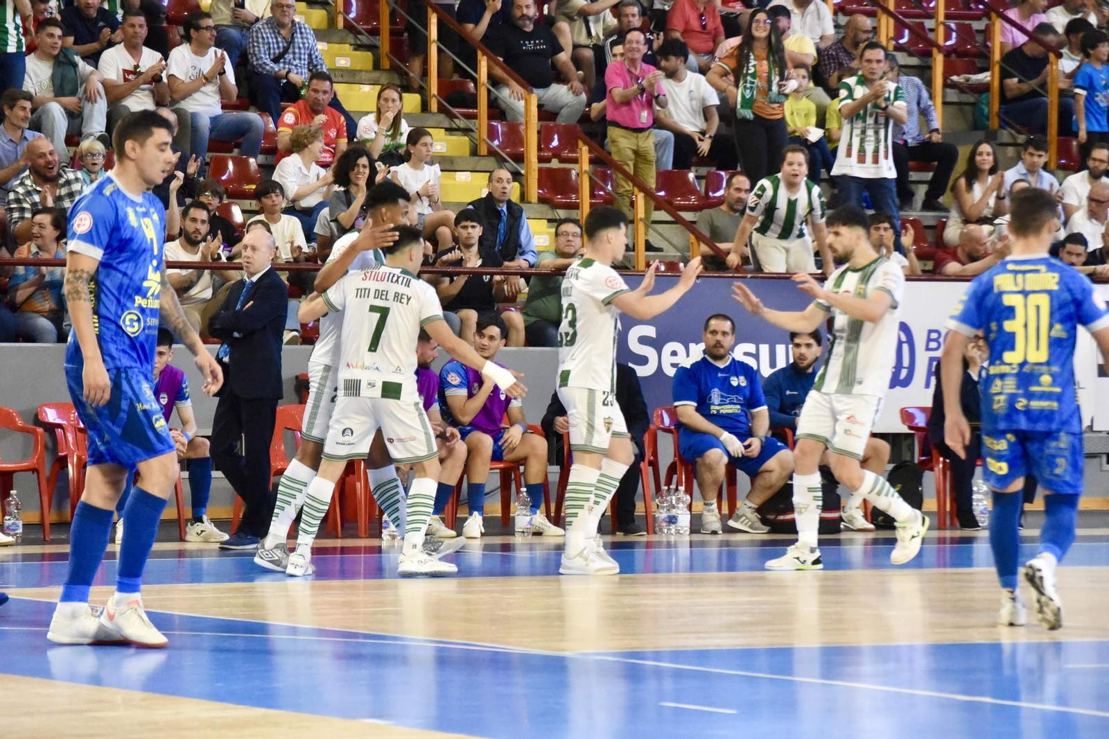 Las mejores fotos del ambiente en Vista Alegre para el Córdoba Futsal - Peñíscola
