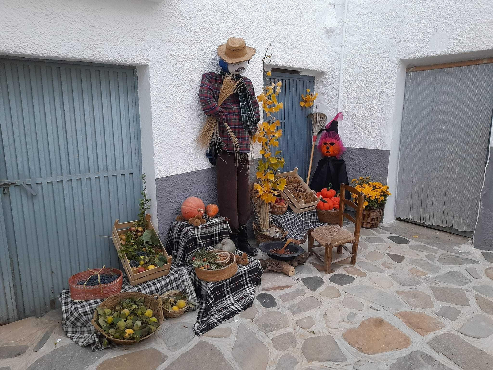 Bacares viste sus calles de otoño como reclamo turístico
