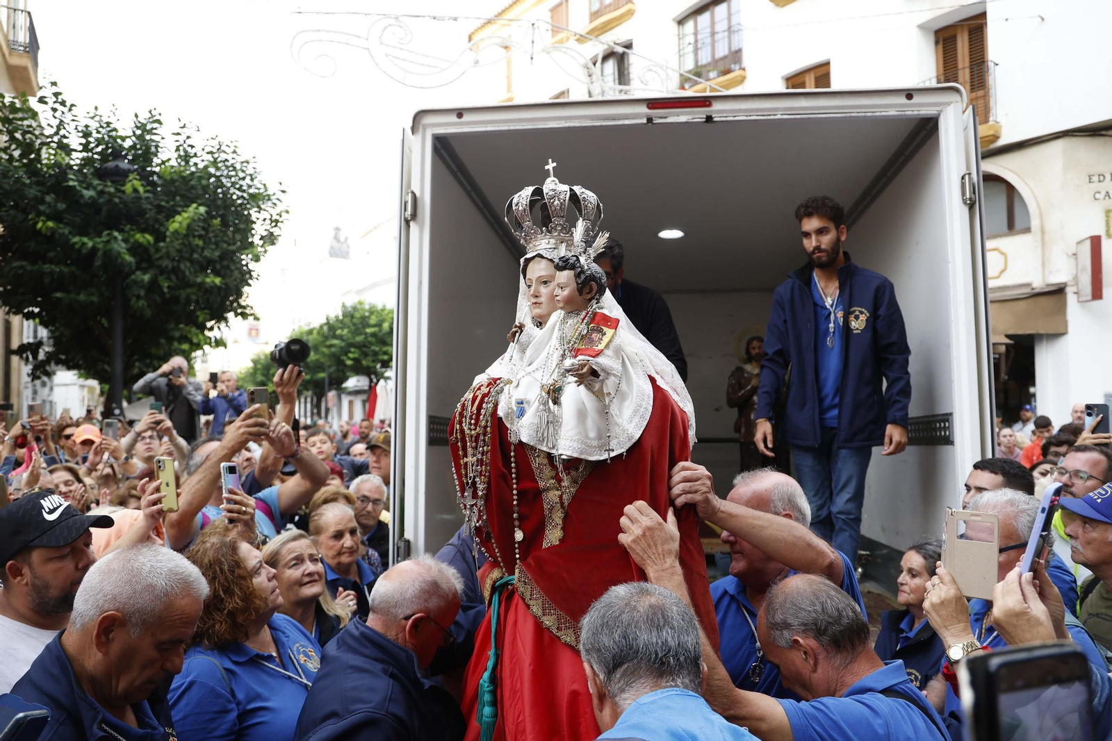 La Virgen de la Luz, patrona de Tarifa, regresa a su santuario entre el fervor y la lluvia