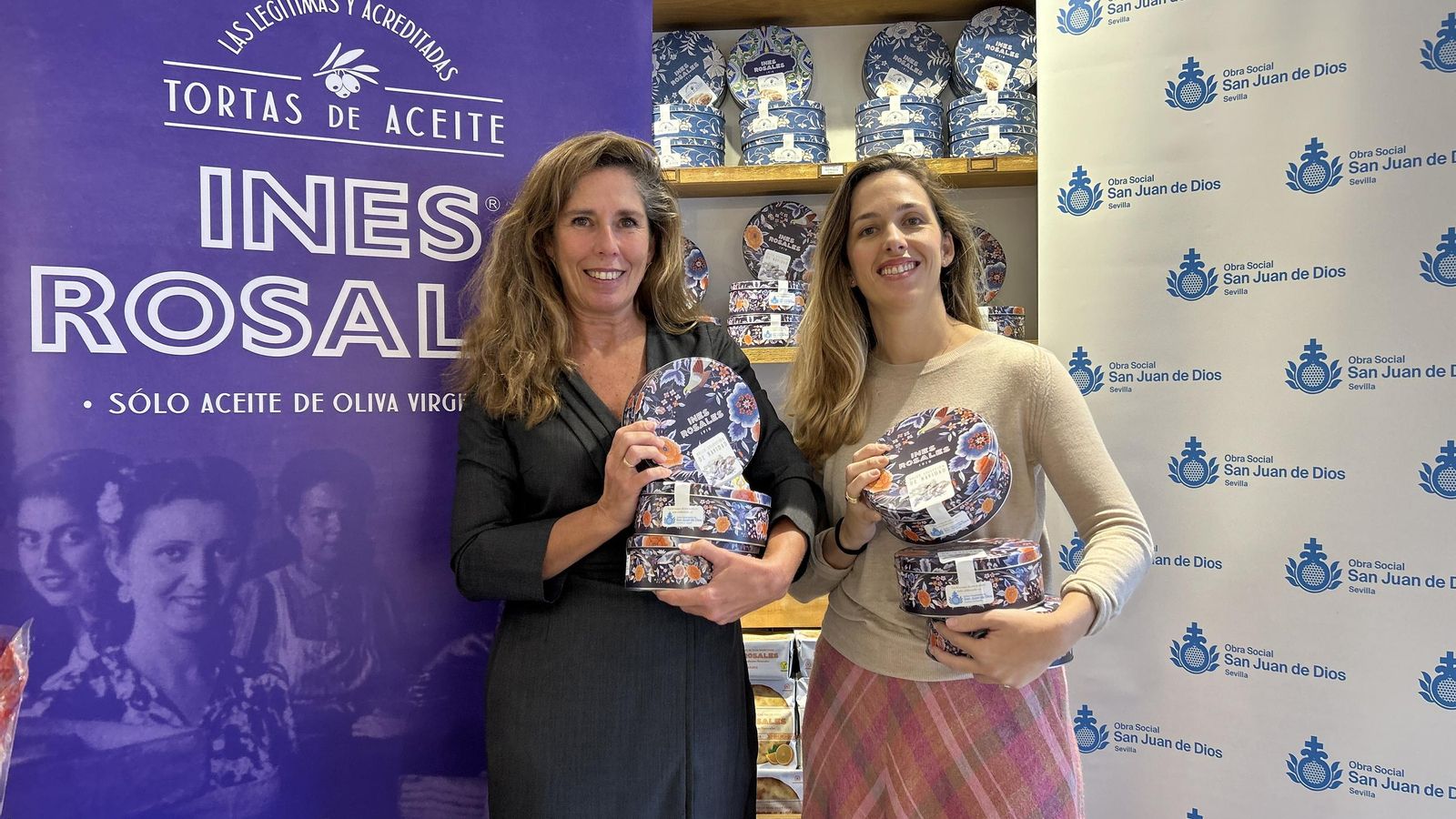 Ana Moreno, brand manager de Inés Rosales, junto a la responsable de la Obra Social San Juan de Dios de Sevilla, Eugenia Moreno.