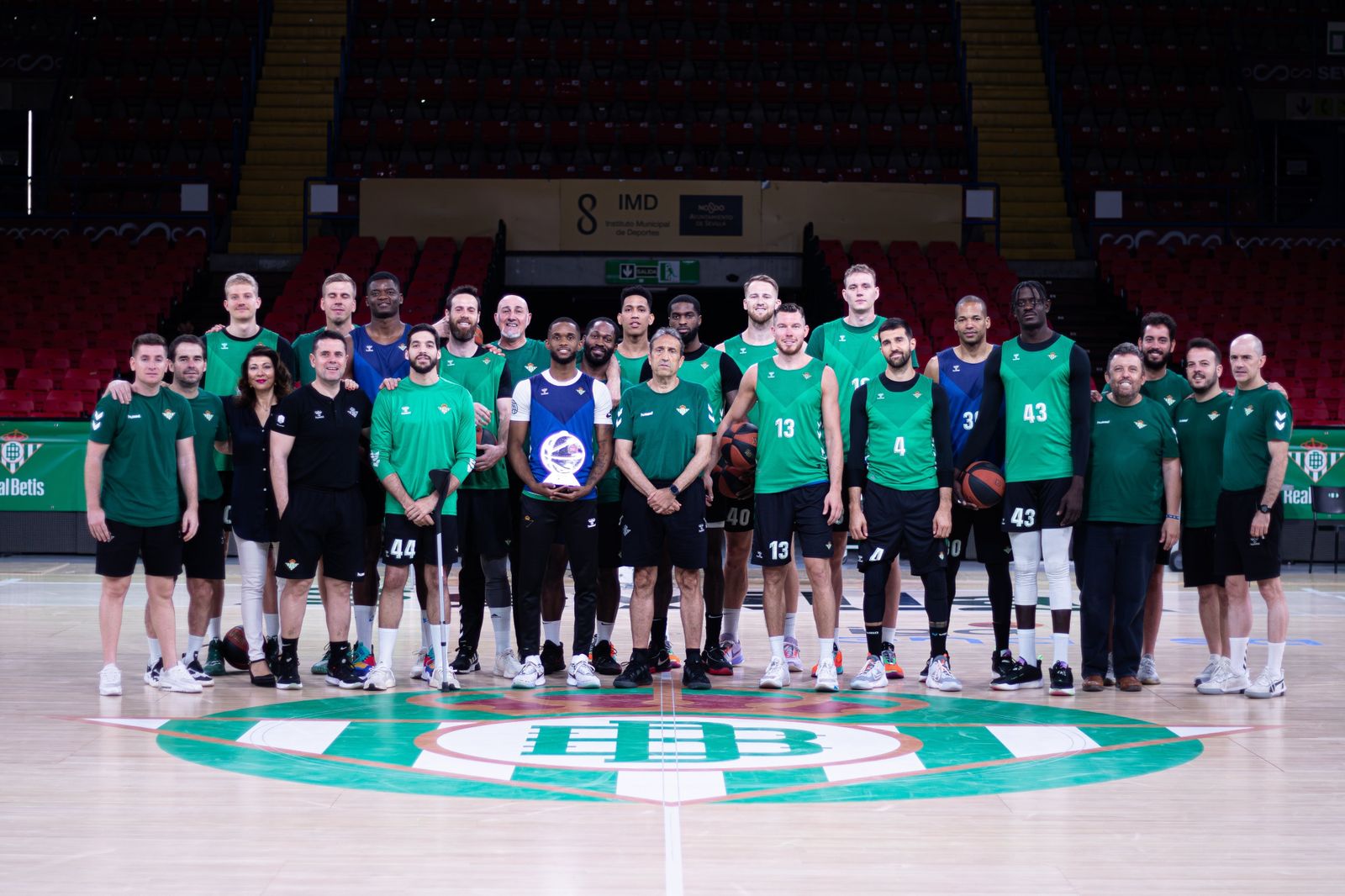 La plantilla y cuerpo técnico posa en San Pablo junto a Jean Montero, elegido Mejor Jugador Joven de la temporada en la Liga Endesa.