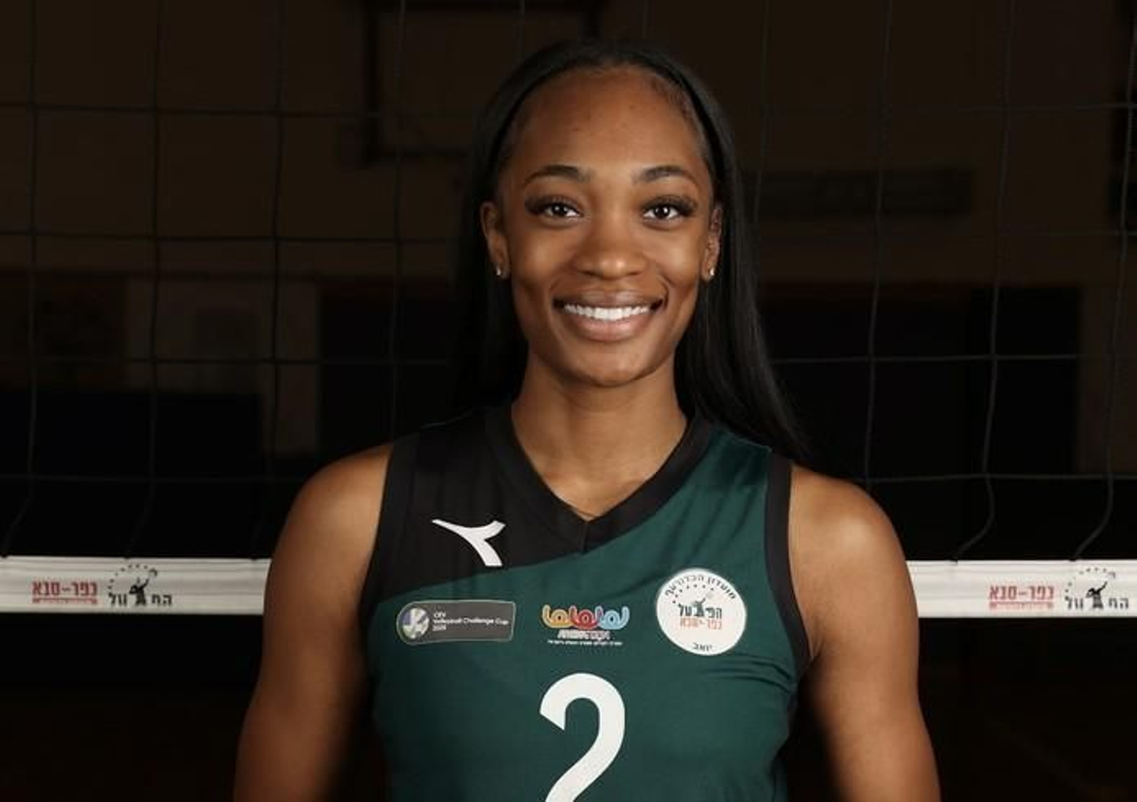 Jada Burse posa con la camiseta de su anterior equipo.