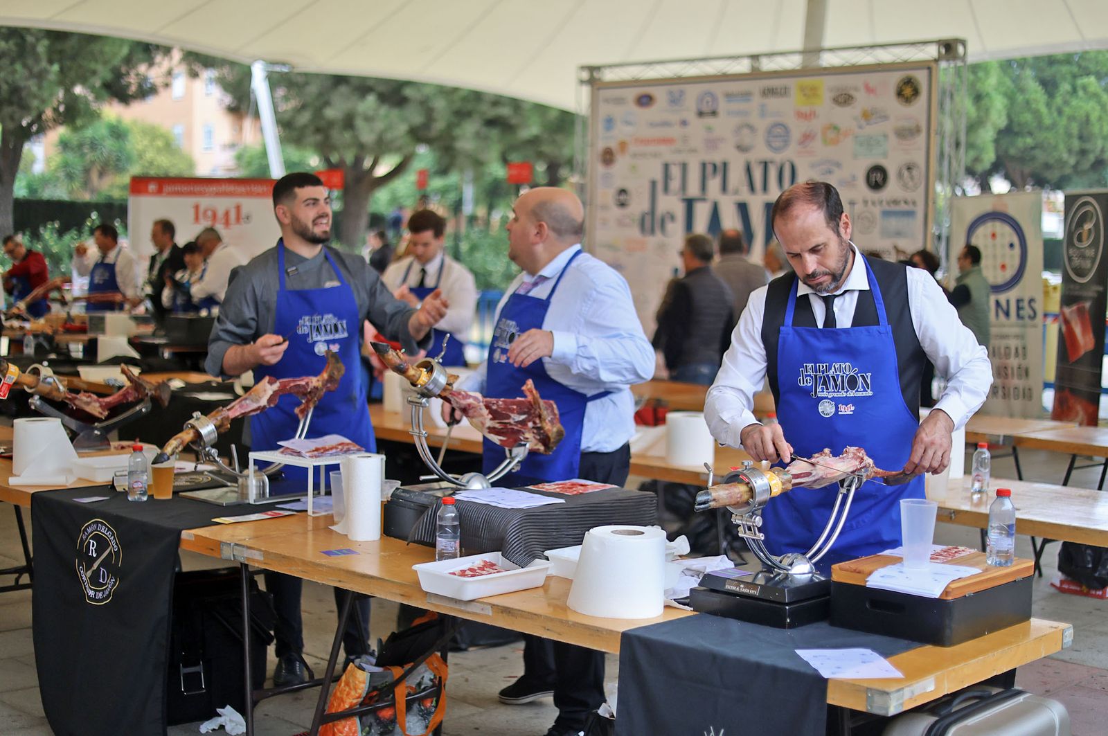 Huelva consigue el récord Guinness con el plato de jamón más grande del mundo, en imágenes