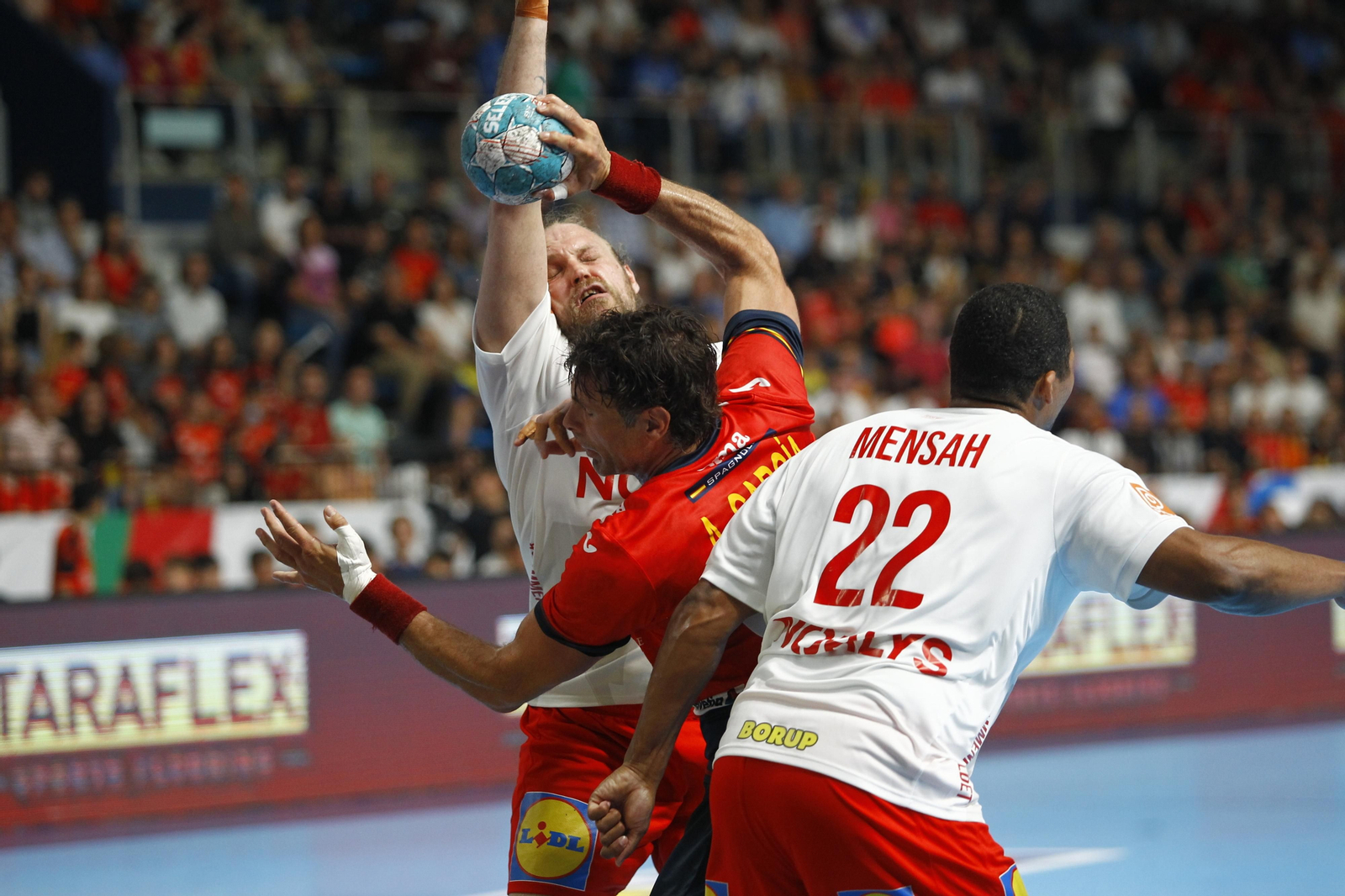 Imágenes del España-Dinamarca de la EHF Euro Cup de balonmano, en Almería
