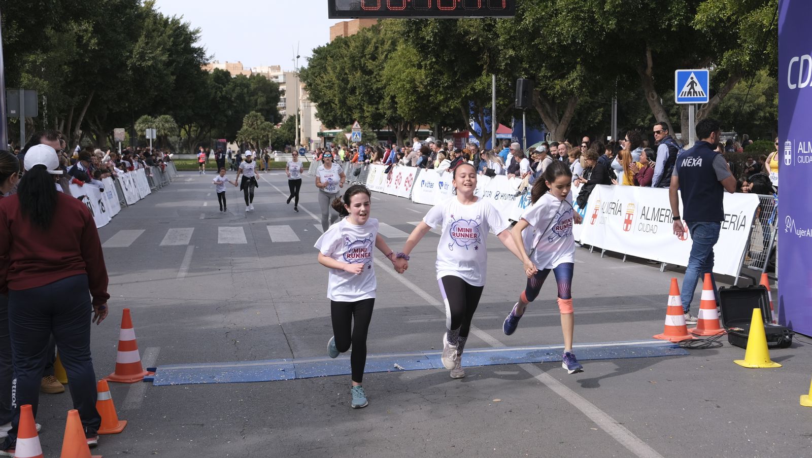 Imágenes de la Carrera de la Mujer 2023 en Almería
