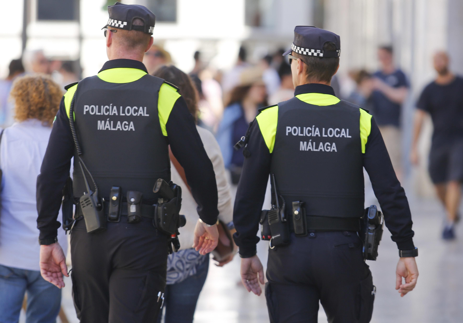 Dos policías locales patrullando