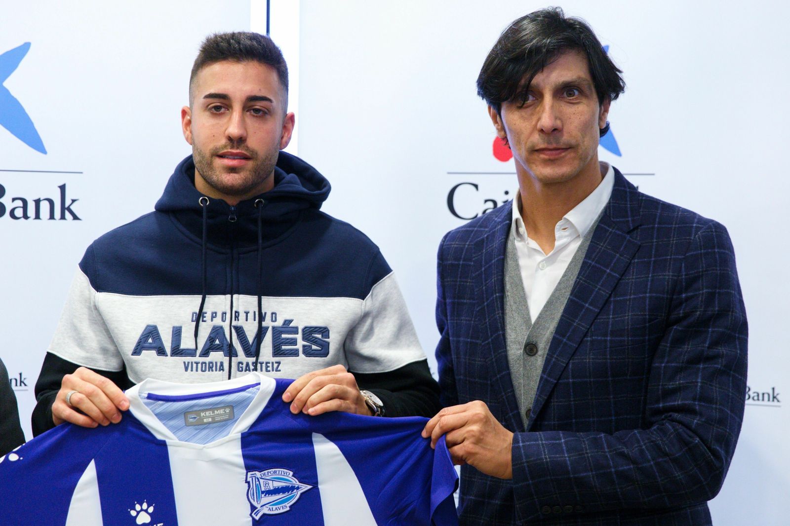 Camarasa junto al director deportivo del Alavés, Sergio Fernández.