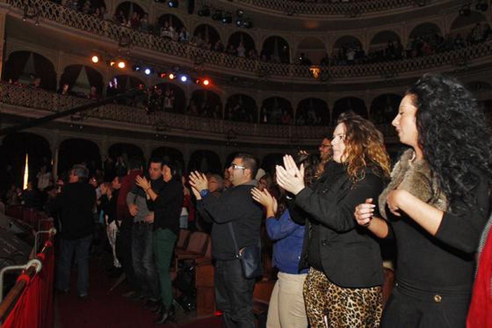 La comparsa de los hermanos David y Francisco Javier Márquez Mateo consiguió poner al público del Gran Teatro Falla en pie con un repertorio muy completo

Foto: Lourdes de Vicente