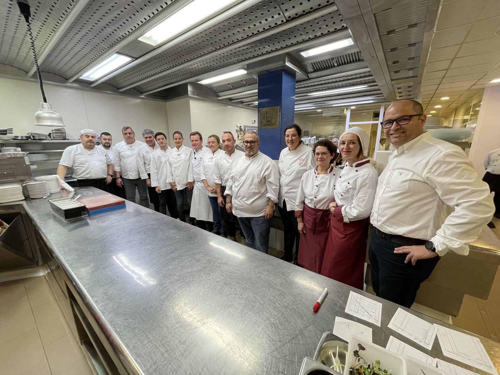 Los cocineros participantes en el segundo día del toro bravo en Terraza Carmona.