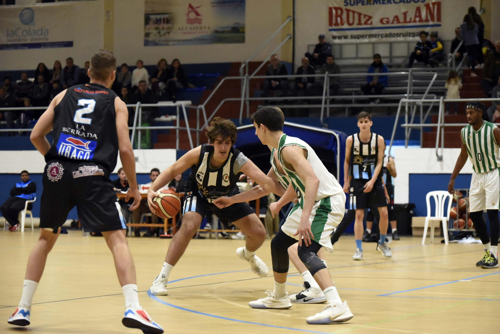 Álex Valor bota el balón durante el ULB-Betis de la pasada temporada
