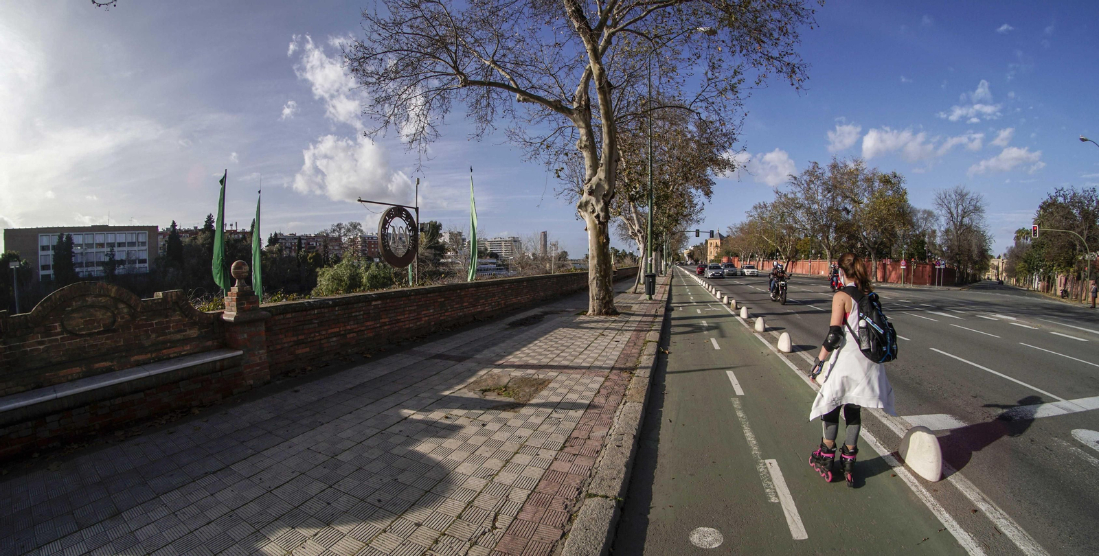 Una mujer patina por el carril bici del Paseo de las Delicias a la altura que irá el nuevo puente.