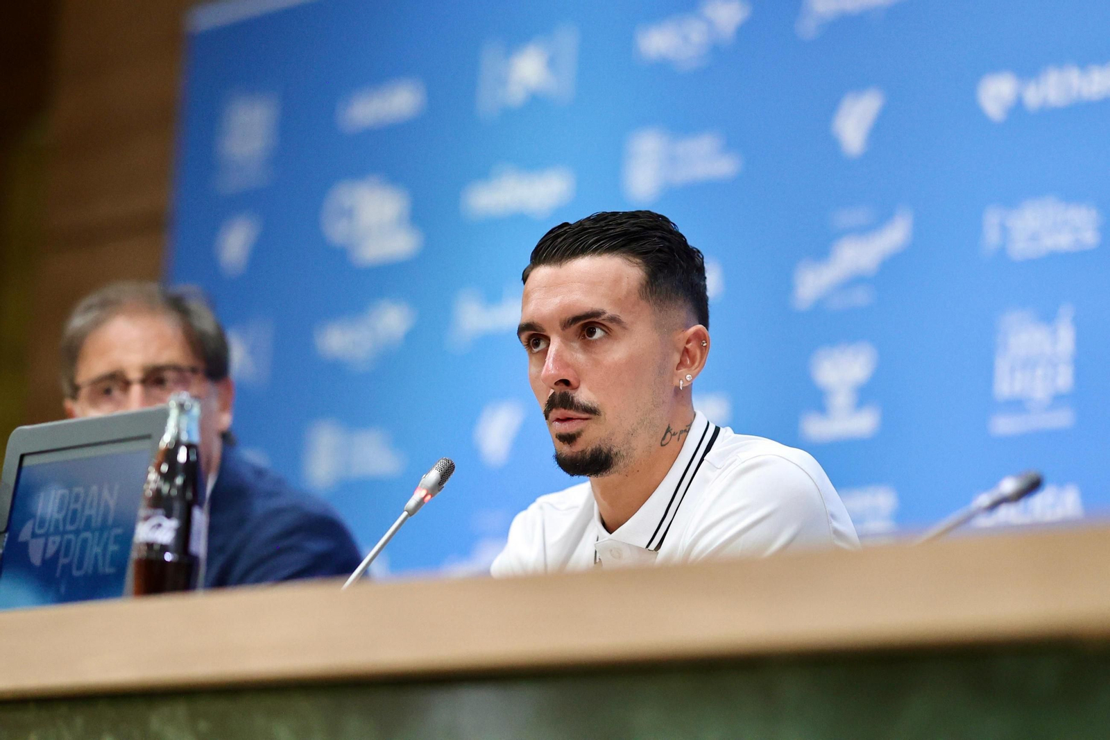 Joaquín Muñoz, radiante y con su gente en su primer día de malaguista