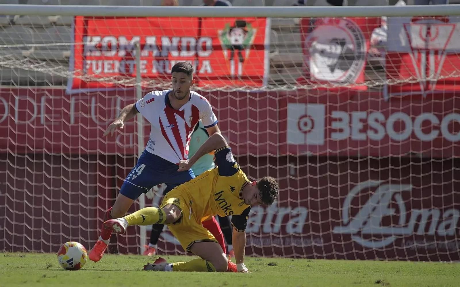 Mariano Carmona pugna con Aleix Coch.