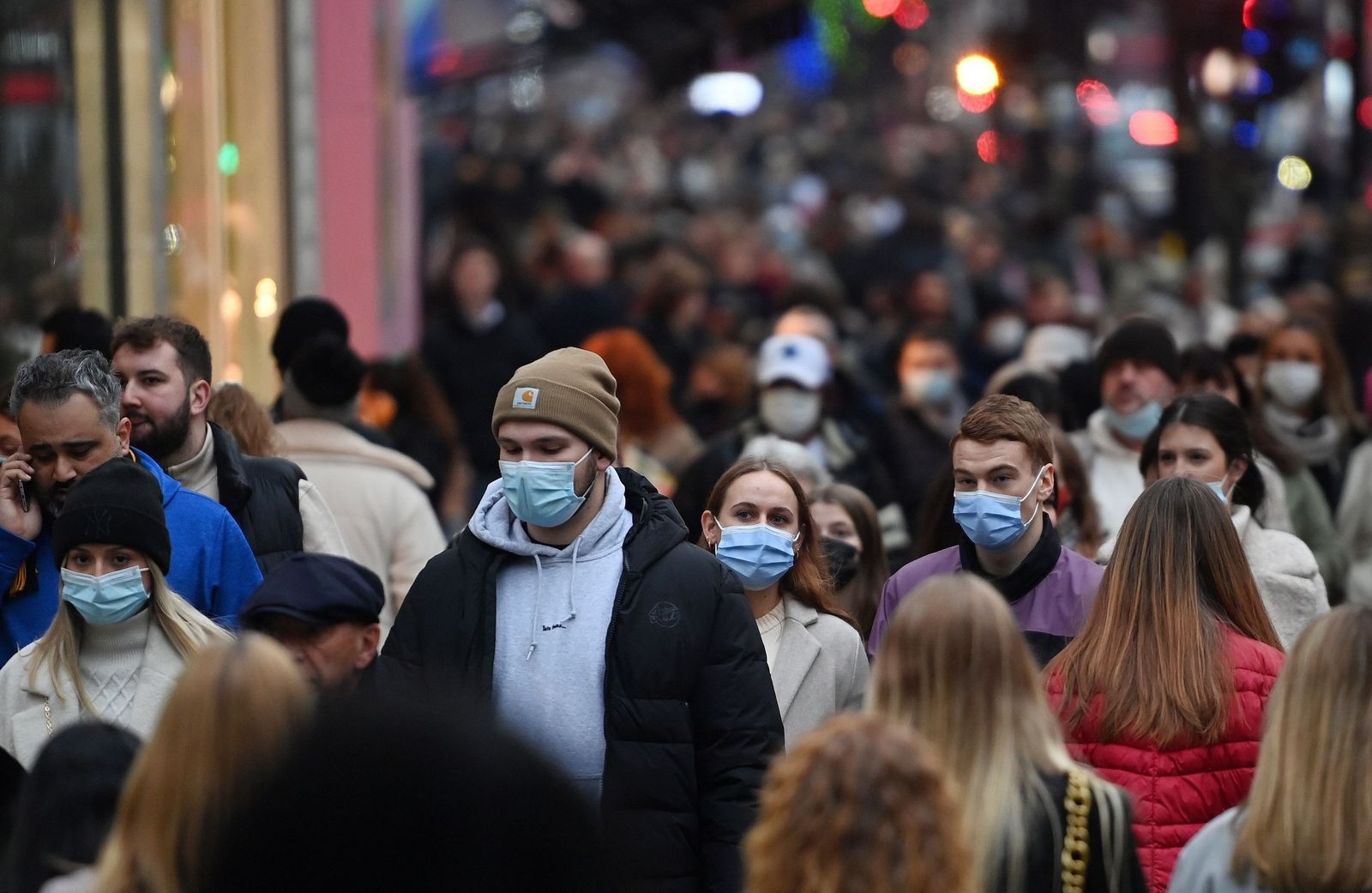Gente por Oxford Street en Londres