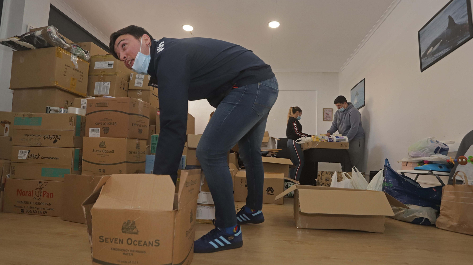 Fotos de la recogida solidaria para Ucrania en el centro Molokai de Algeciras