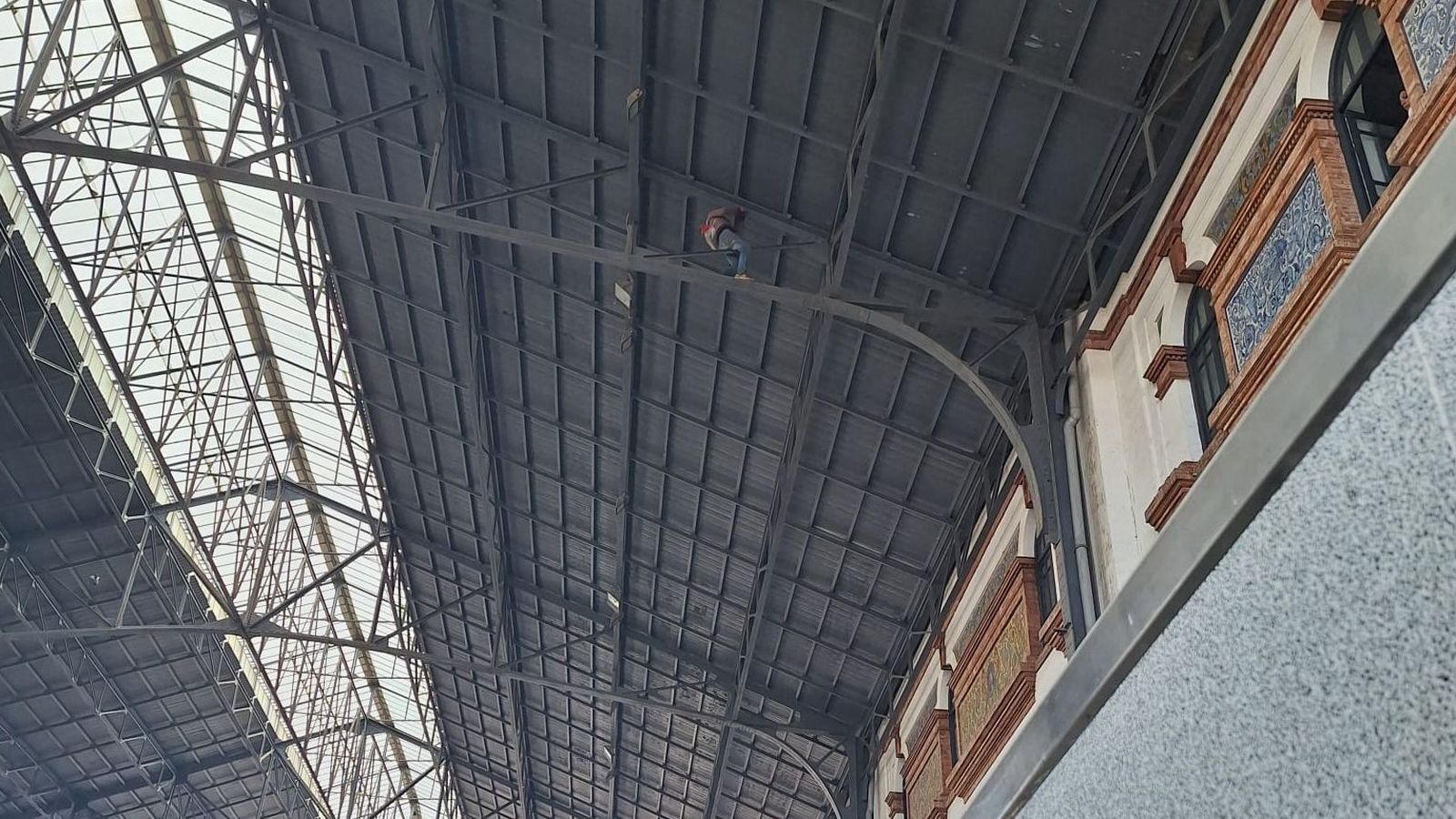 El individuo, escalando por el techo de la Estación de Tren de Jerez.