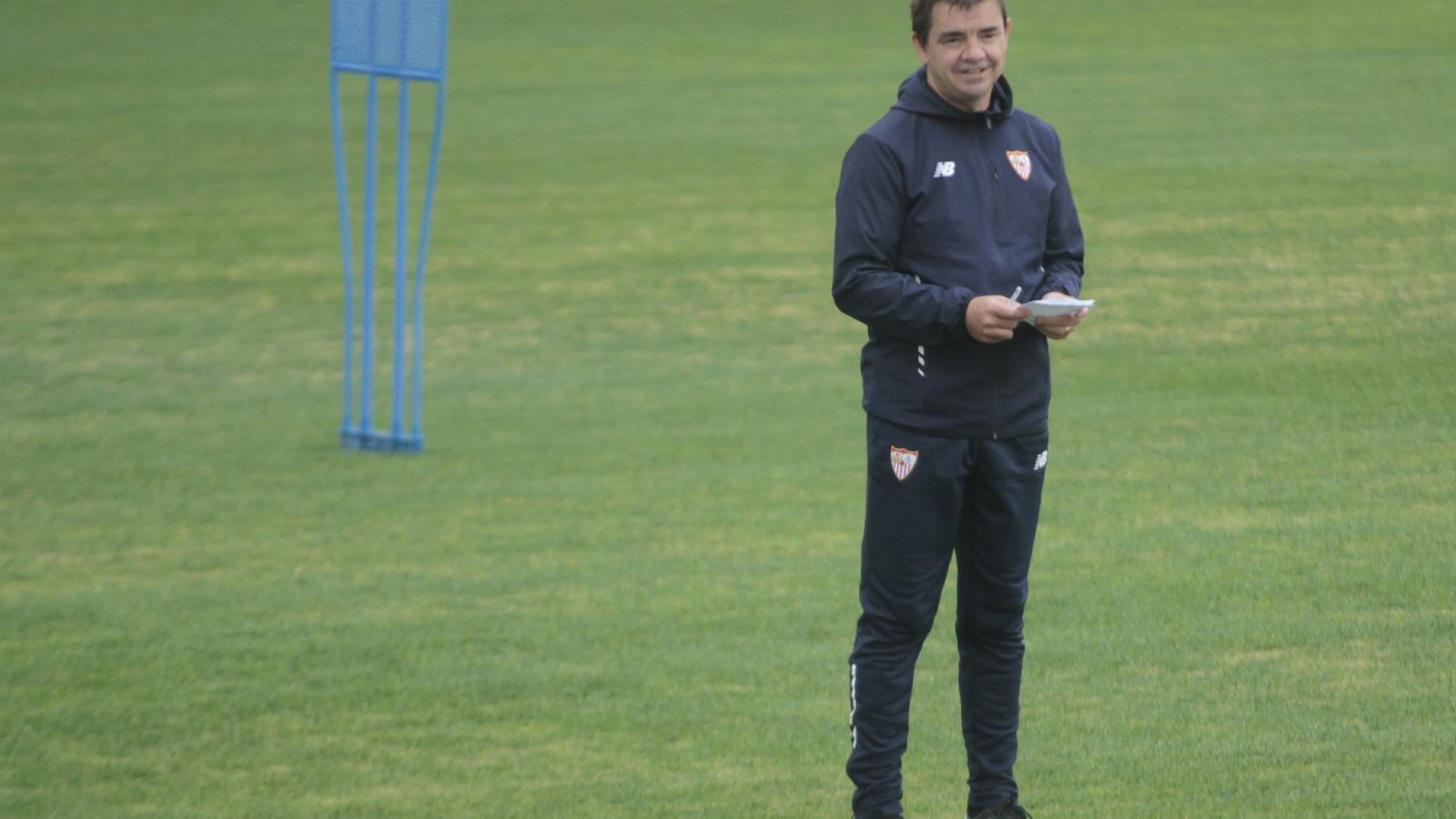 Eduardo Marcucci, sonriente, durante su primera sesión al frente del equipo por la ausencia de Eduardo Berizzo.