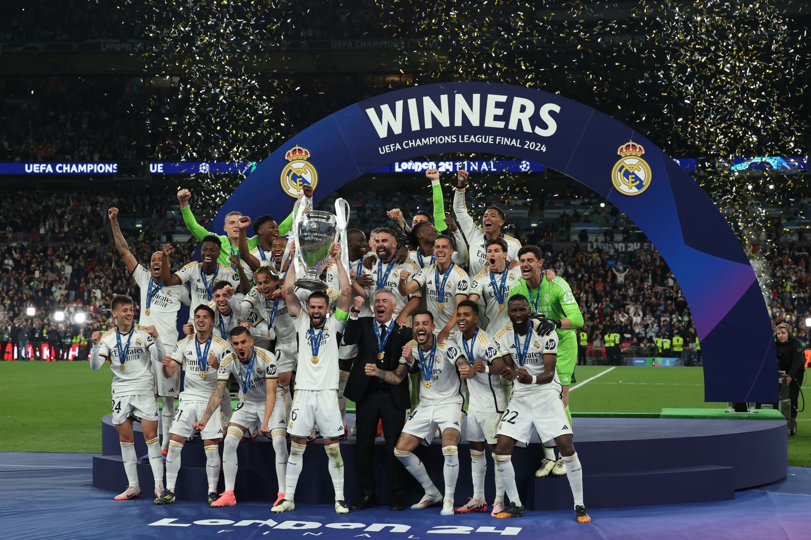 El Real Madrid alza su decimoquinto título de campeón de Europa.
